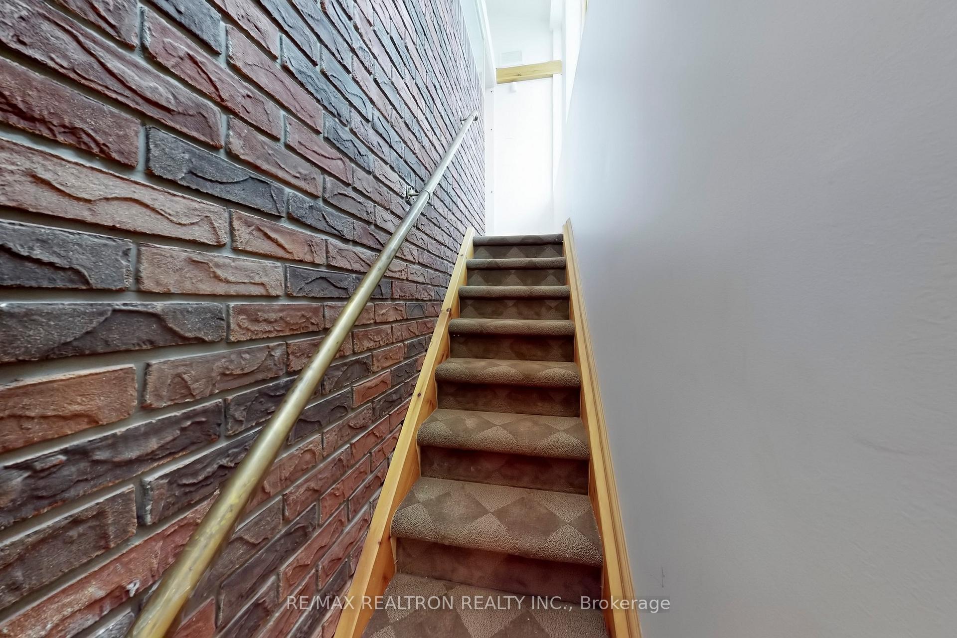 Photo 9 of 10 Thornbank Road, Vaughan, Uplands — HOMEH