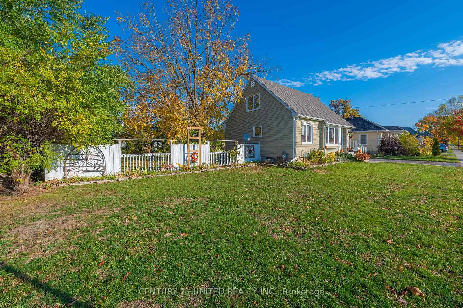 Photo 3 of 498 Howden Street, Peterborough, Otonabee Ward 1 — HOMEH