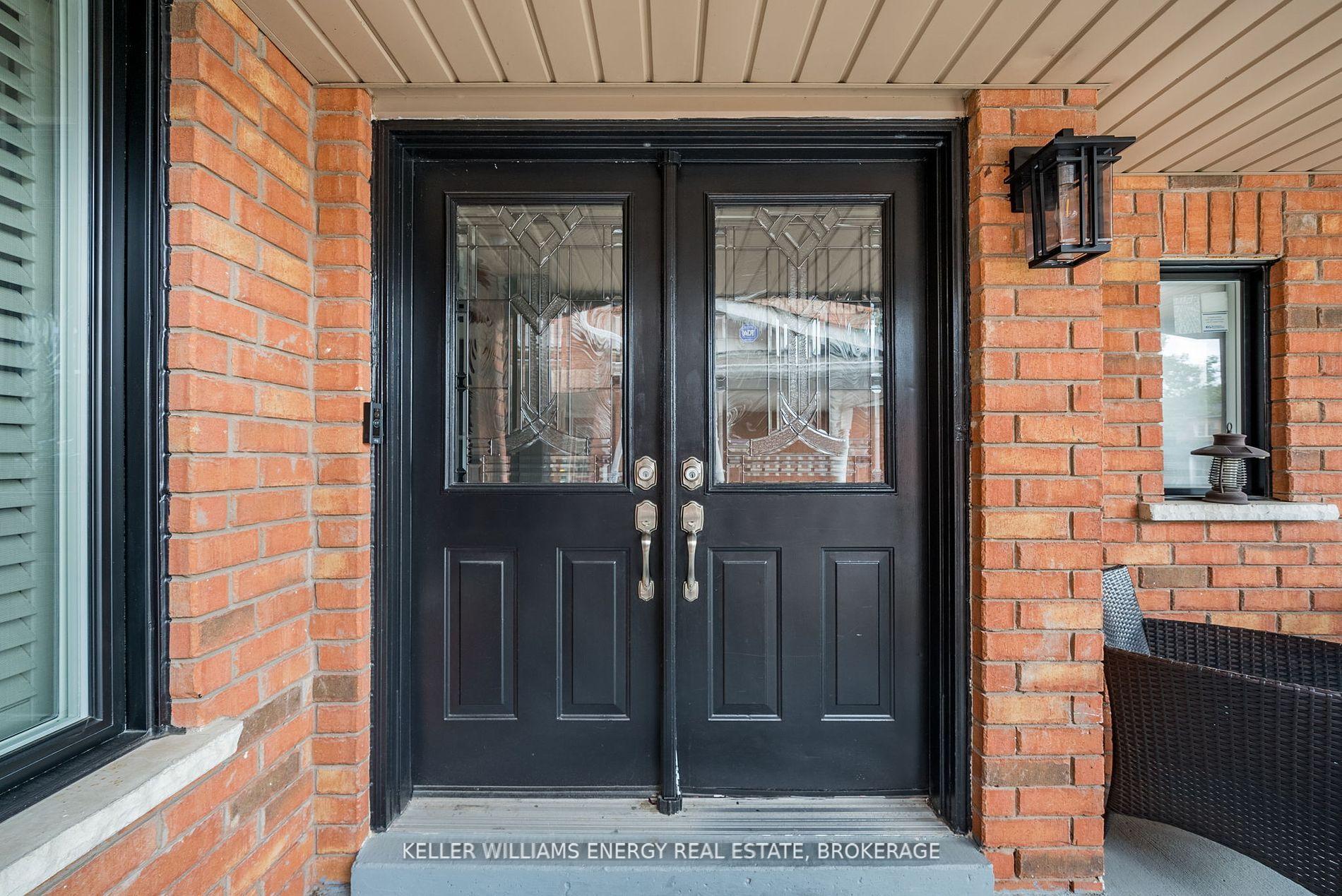 Photo 3 of 41 Underwood Drive, Whitby, Brooklin — HOMEH