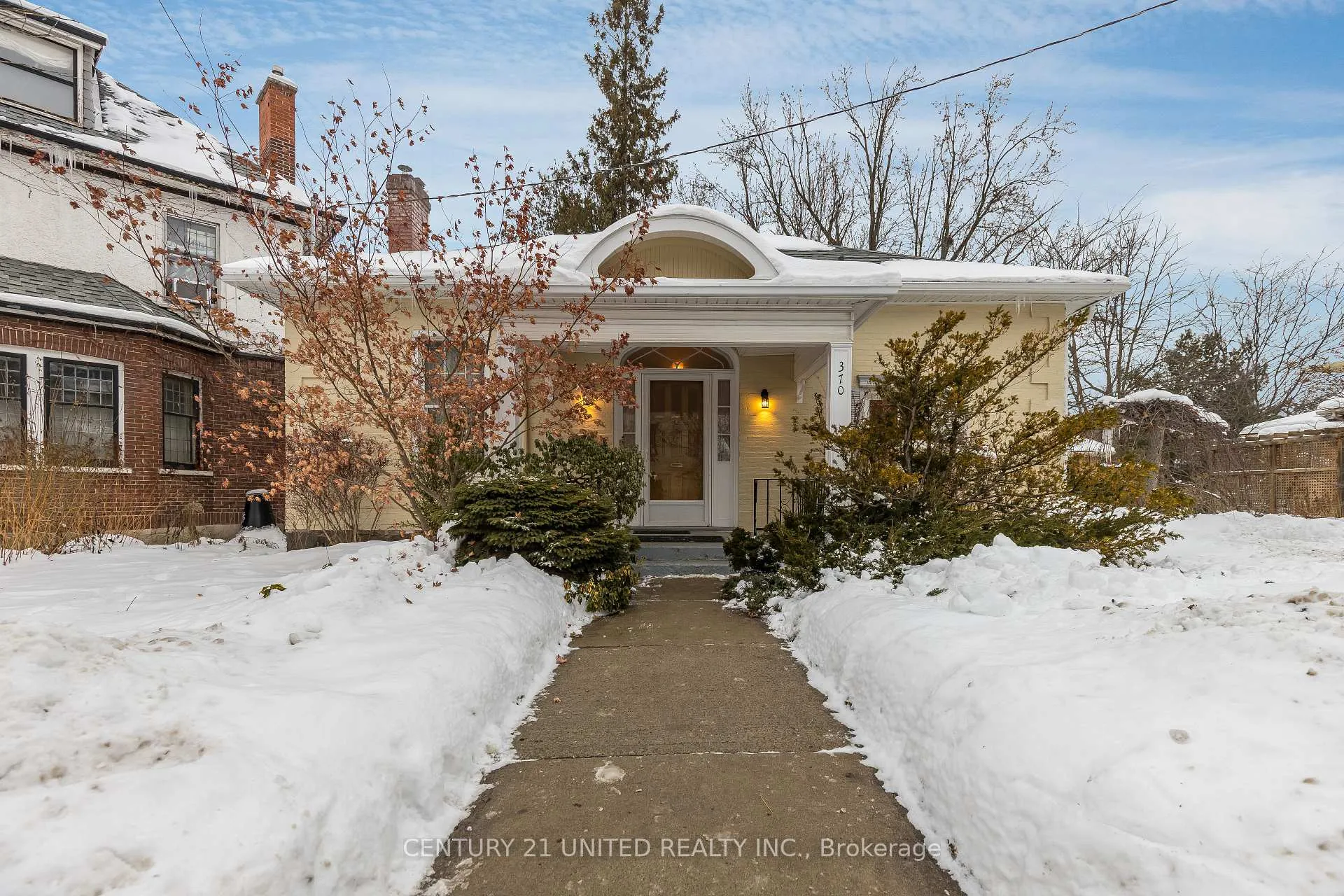 Front of 370 Hunter Street W