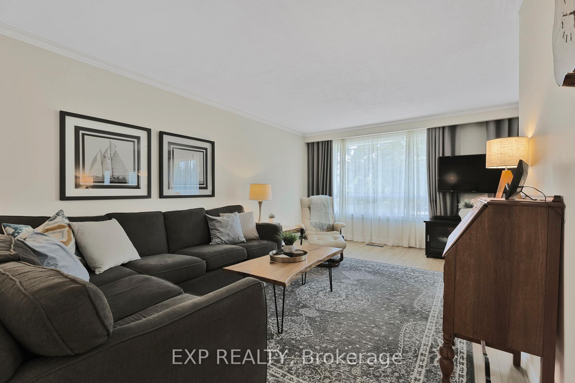 Photo 3 of 32 Kemano Road, Aurora, Aurora Heights — HOMEH