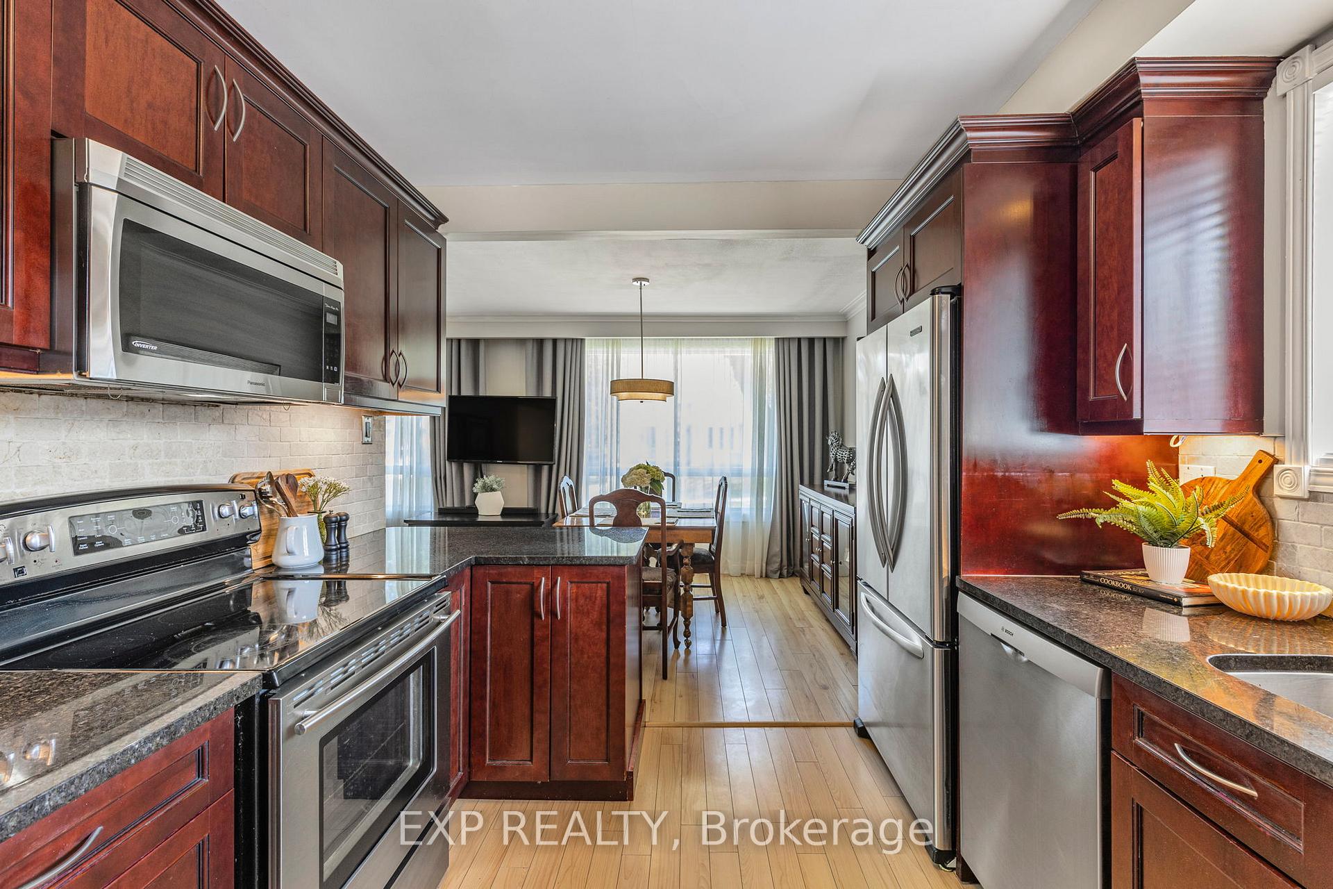 Photo 10 of 32 Kemano Road, Aurora, Aurora Heights — HOMEH