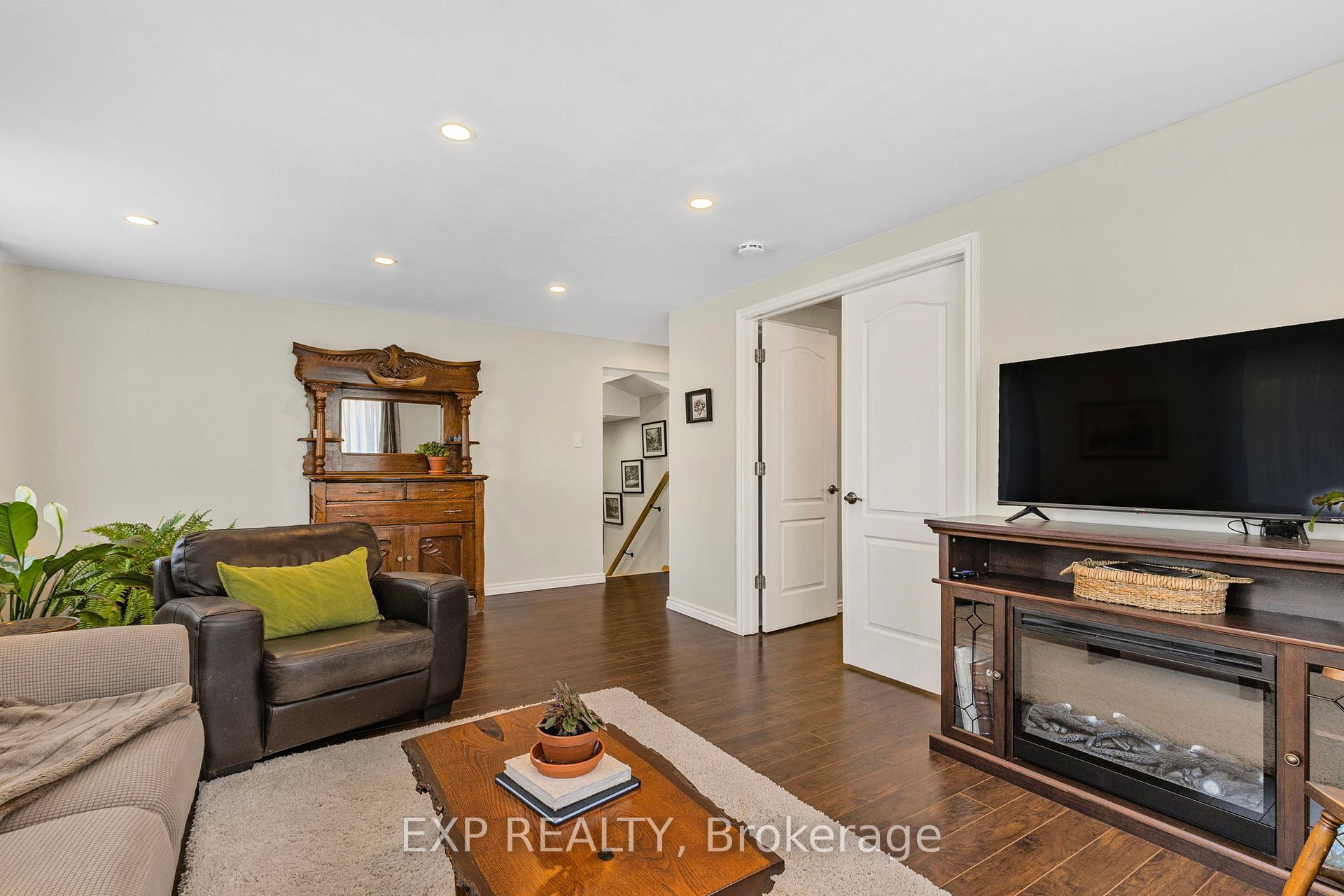 Photo 20 of 32 Kemano Road, Aurora, Aurora Heights — HOMEH