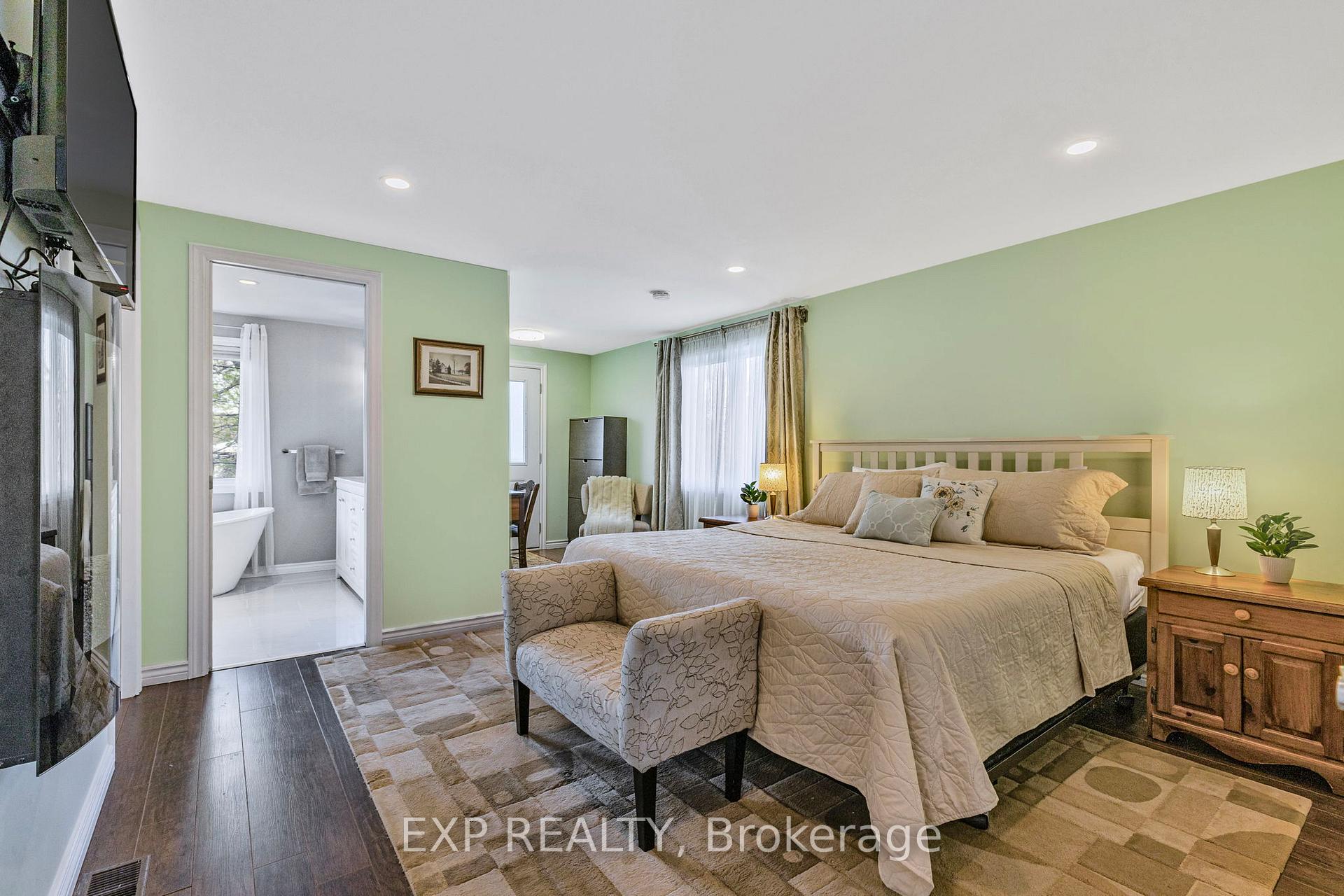 Photo 21 of 32 Kemano Road, Aurora, Aurora Heights — HOMEH