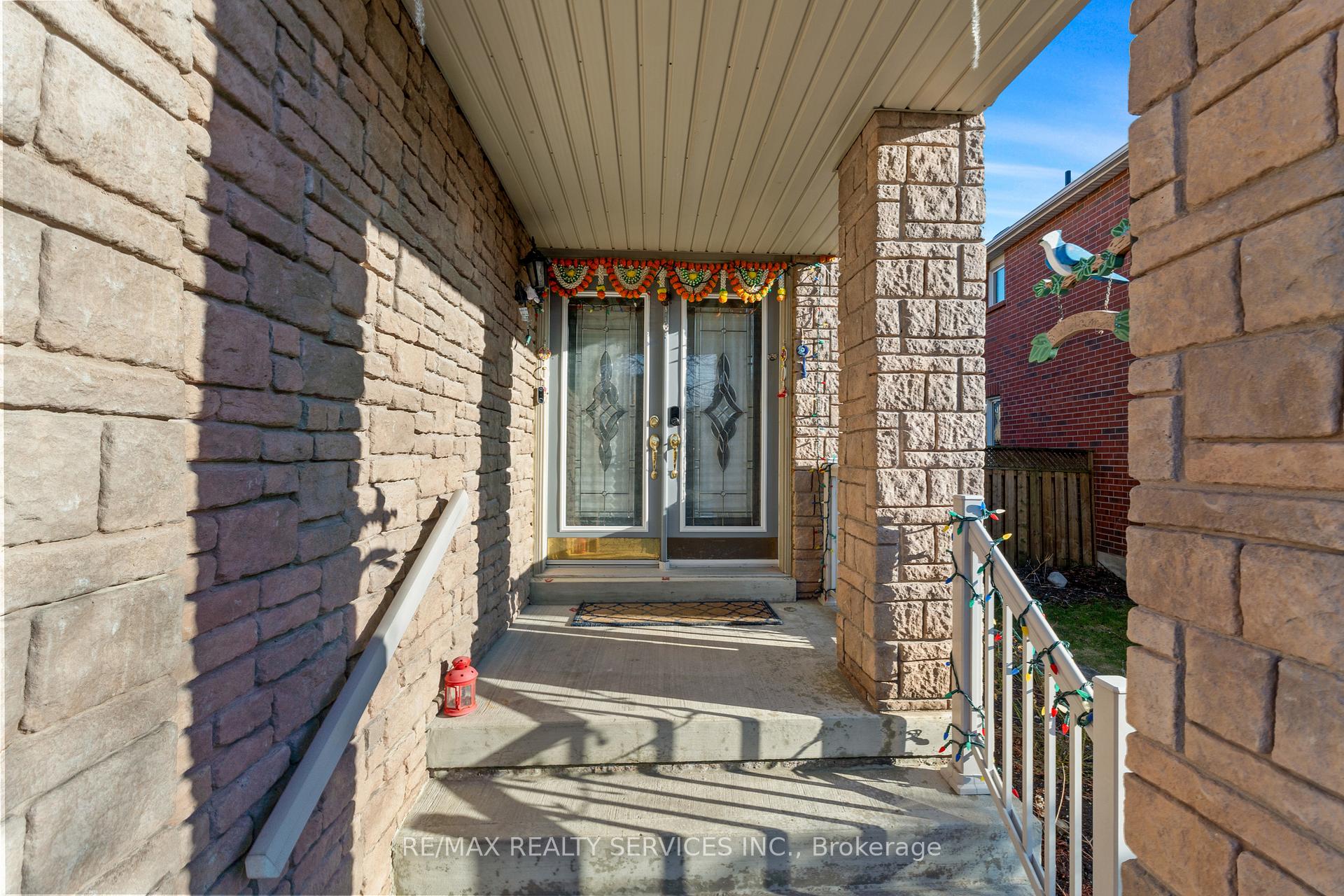 Photo 6 of 57 Lafayette Boulevard, Whitby, Williamsburg — HOMEH