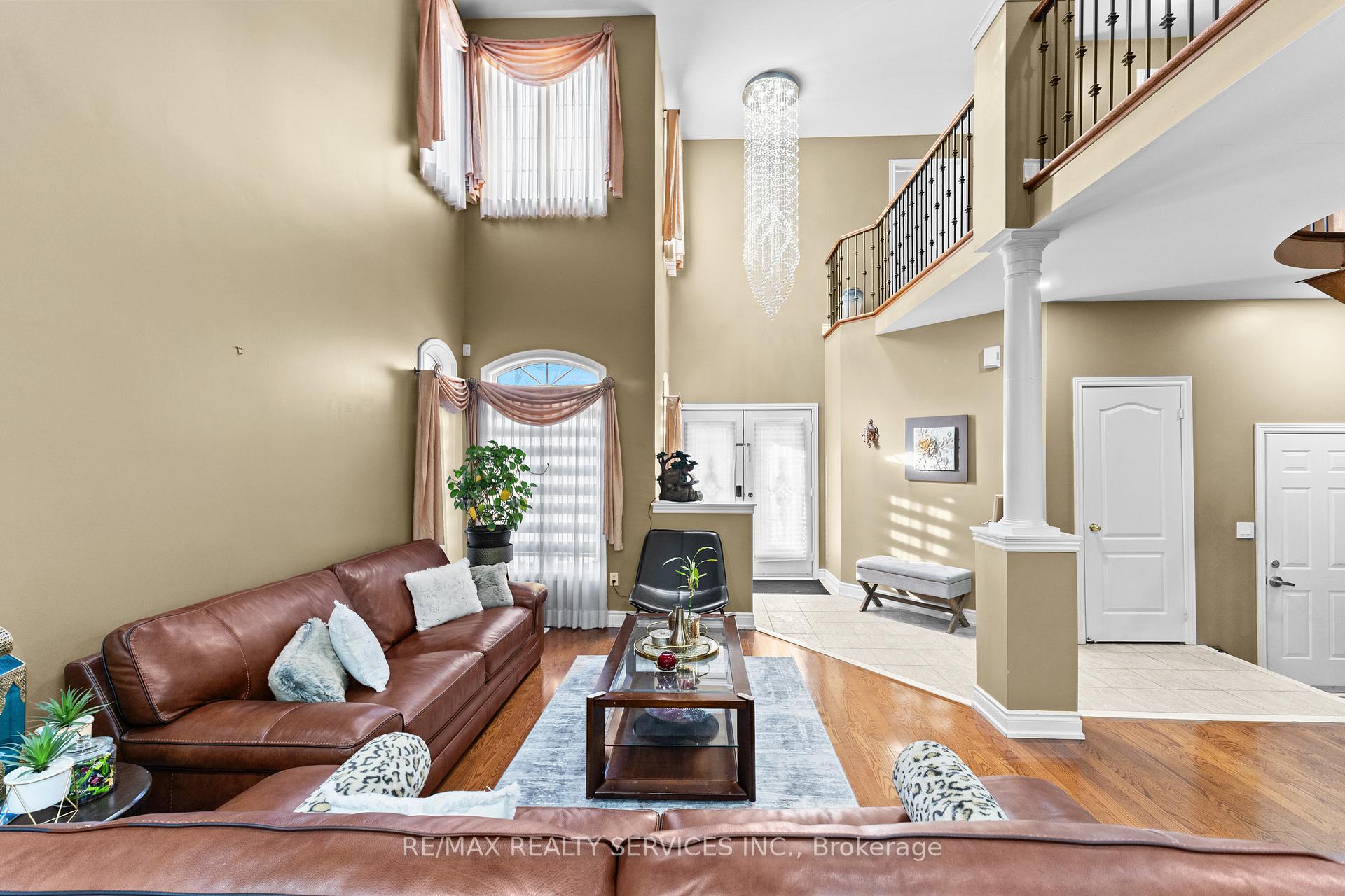 Photo 10 of 57 Lafayette Boulevard, Whitby, Williamsburg — HOMEH