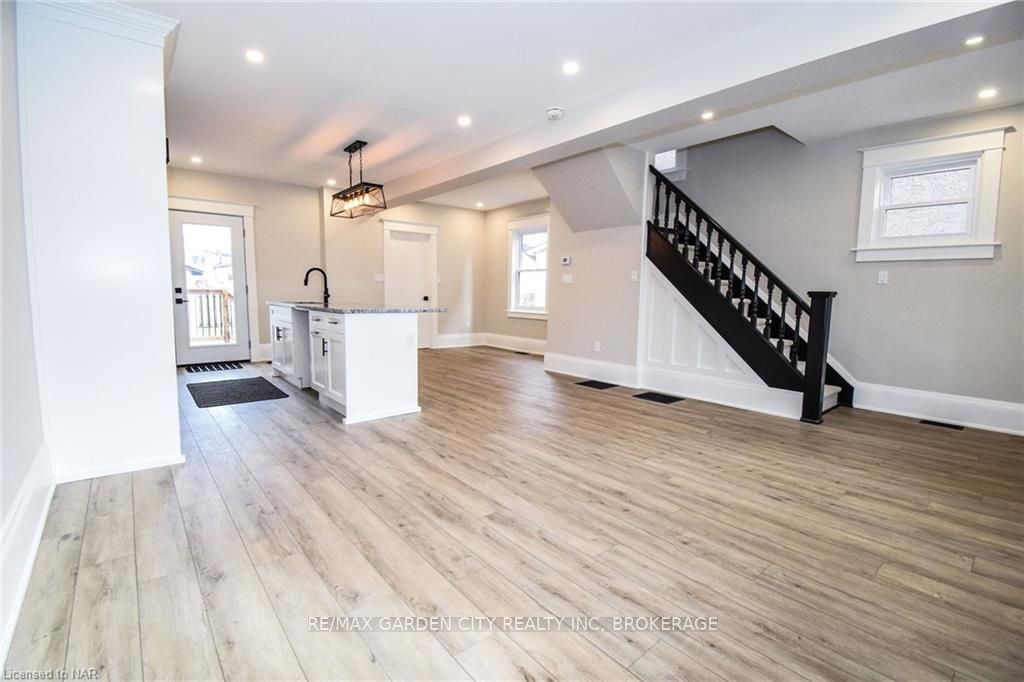 Photo 8 of 24 Elmview Street E, Welland, Prince Charles — HOMEH