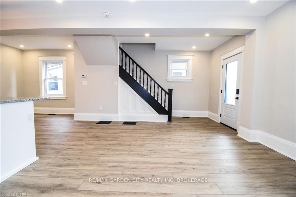 Photo 9 of 24 Elmview Street E, Welland, Prince Charles — HOMEH