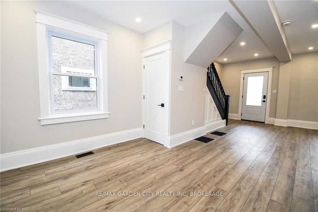 Photo 18 of 24 Elmview Street E, Welland, Prince Charles — HOMEH