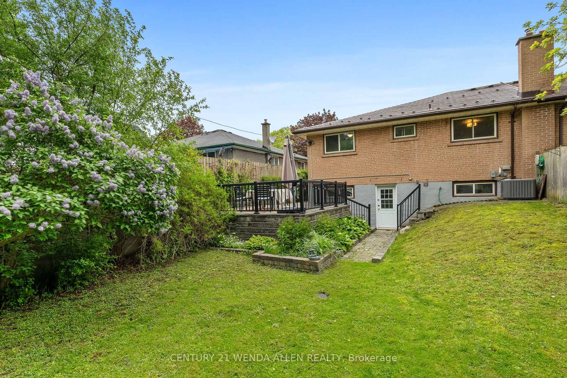 Photo 9 of 136 Lupin Drive, Whitby, Downtown Whitby — HOMEH