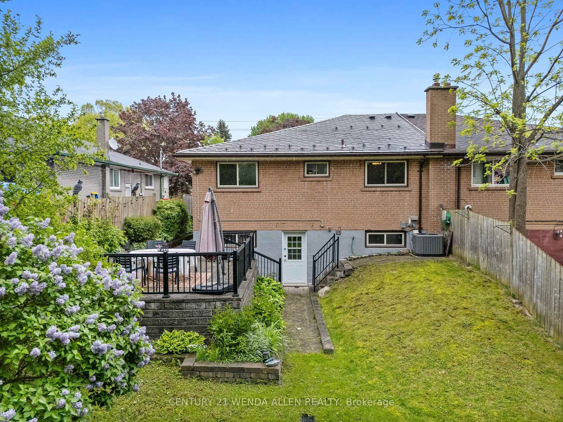 Photo 10 of 136 Lupin Drive, Whitby, Downtown Whitby — HOMEH