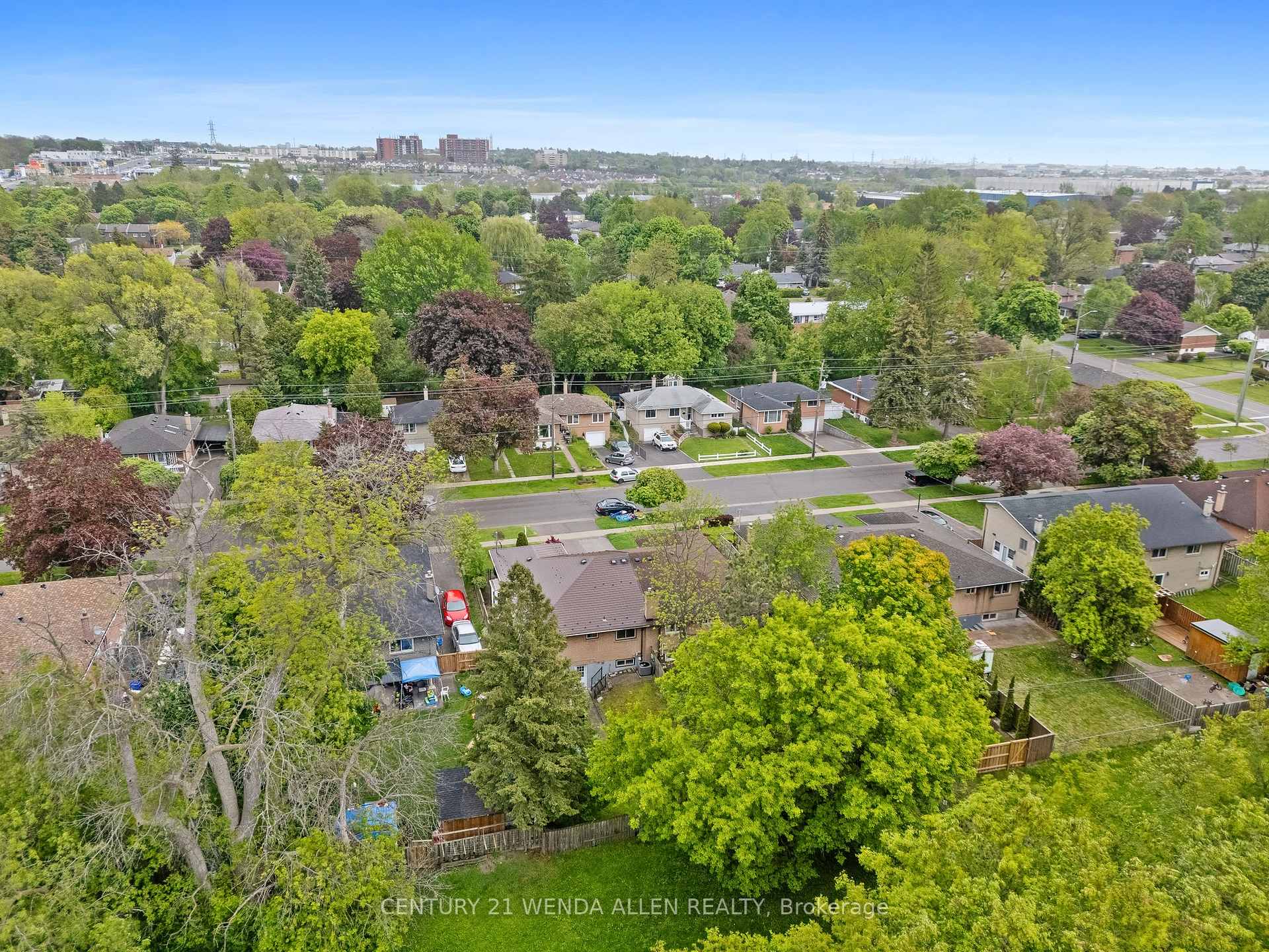 Photo 13 of 136 Lupin Drive, Whitby, Downtown Whitby — HOMEH