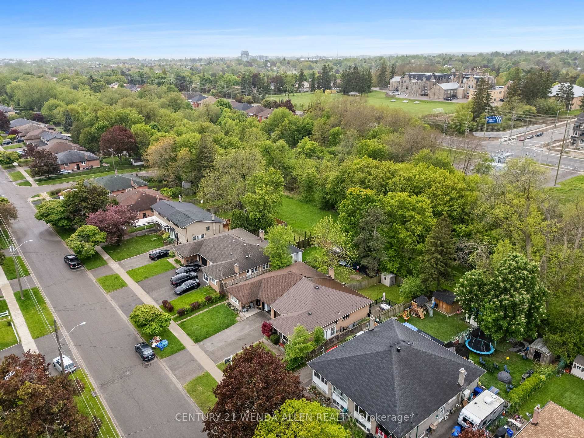 Photo 15 of 136 Lupin Drive, Whitby, Downtown Whitby — HOMEH