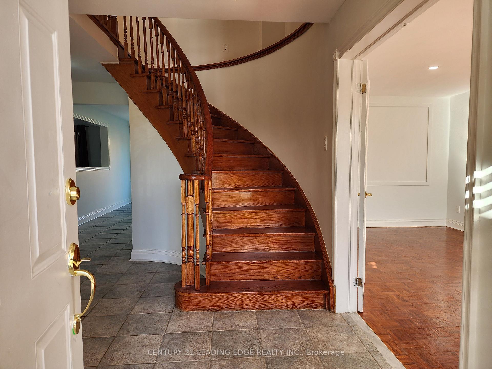 Photo 4 of 171 Ridgefield Crescent, Vaughan, Maple — HOMEH