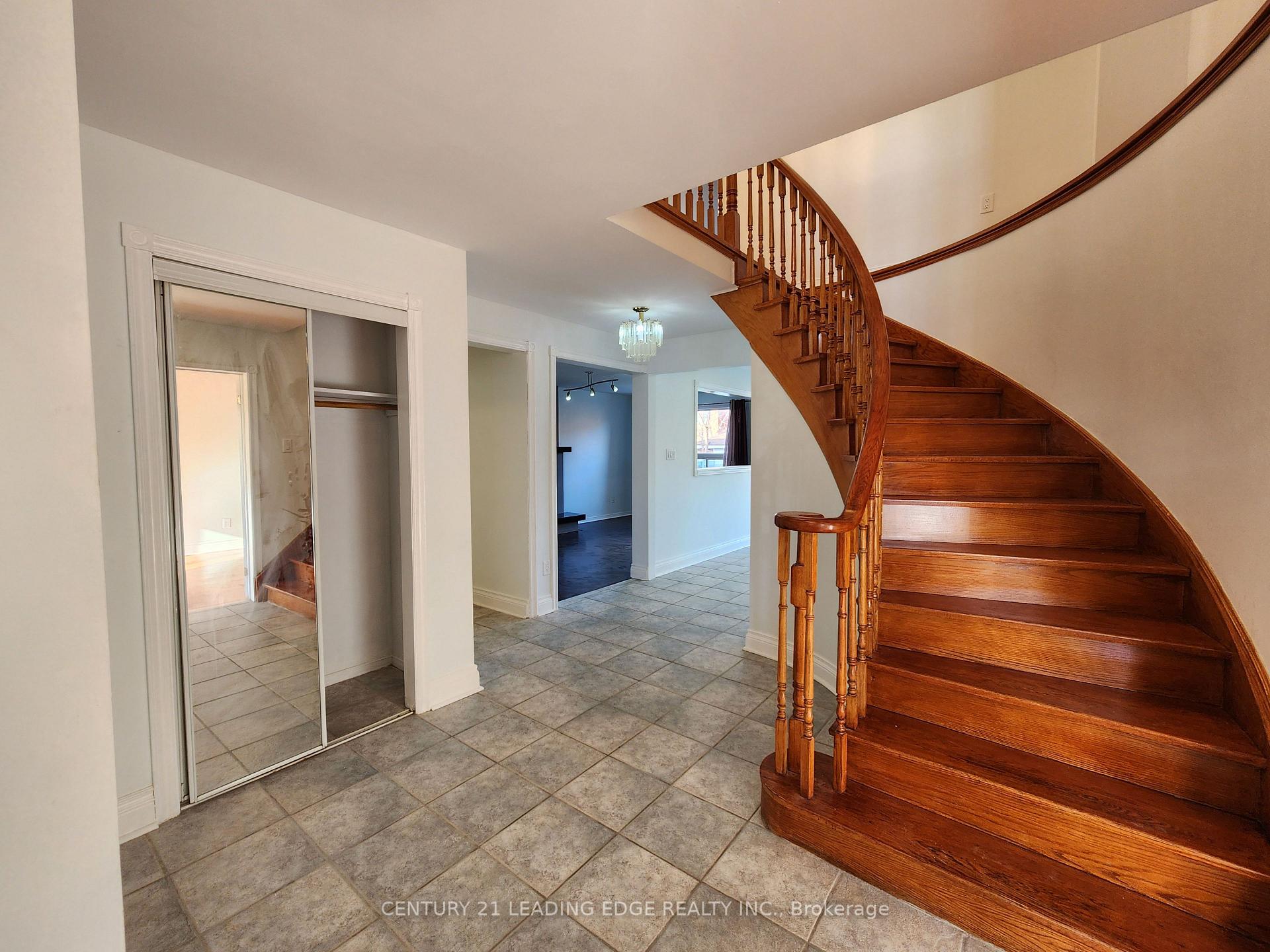 Photo 5 of 171 Ridgefield Crescent, Vaughan, Maple — HOMEH