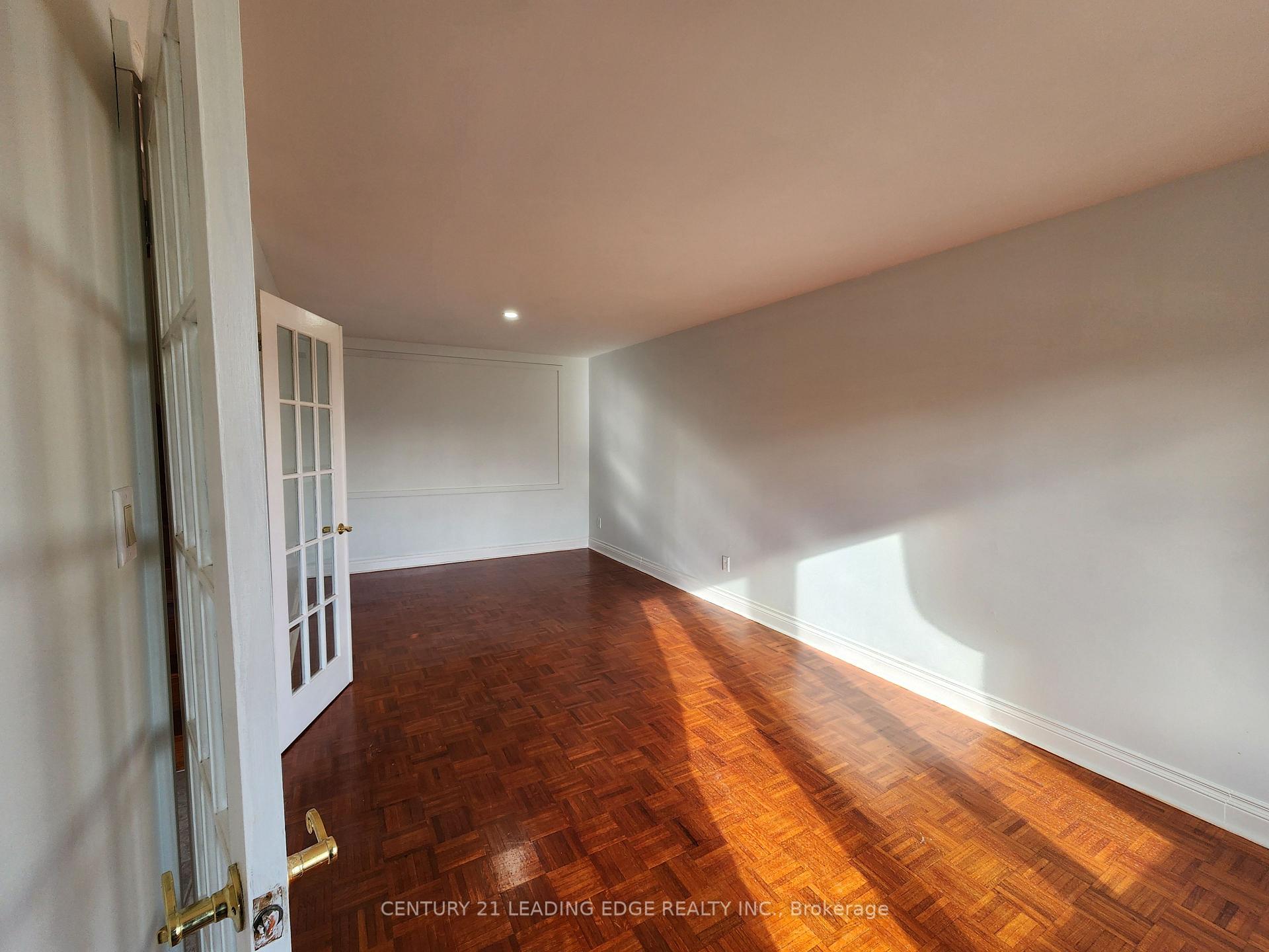 Photo 6 of 171 Ridgefield Crescent, Vaughan, Maple — HOMEH