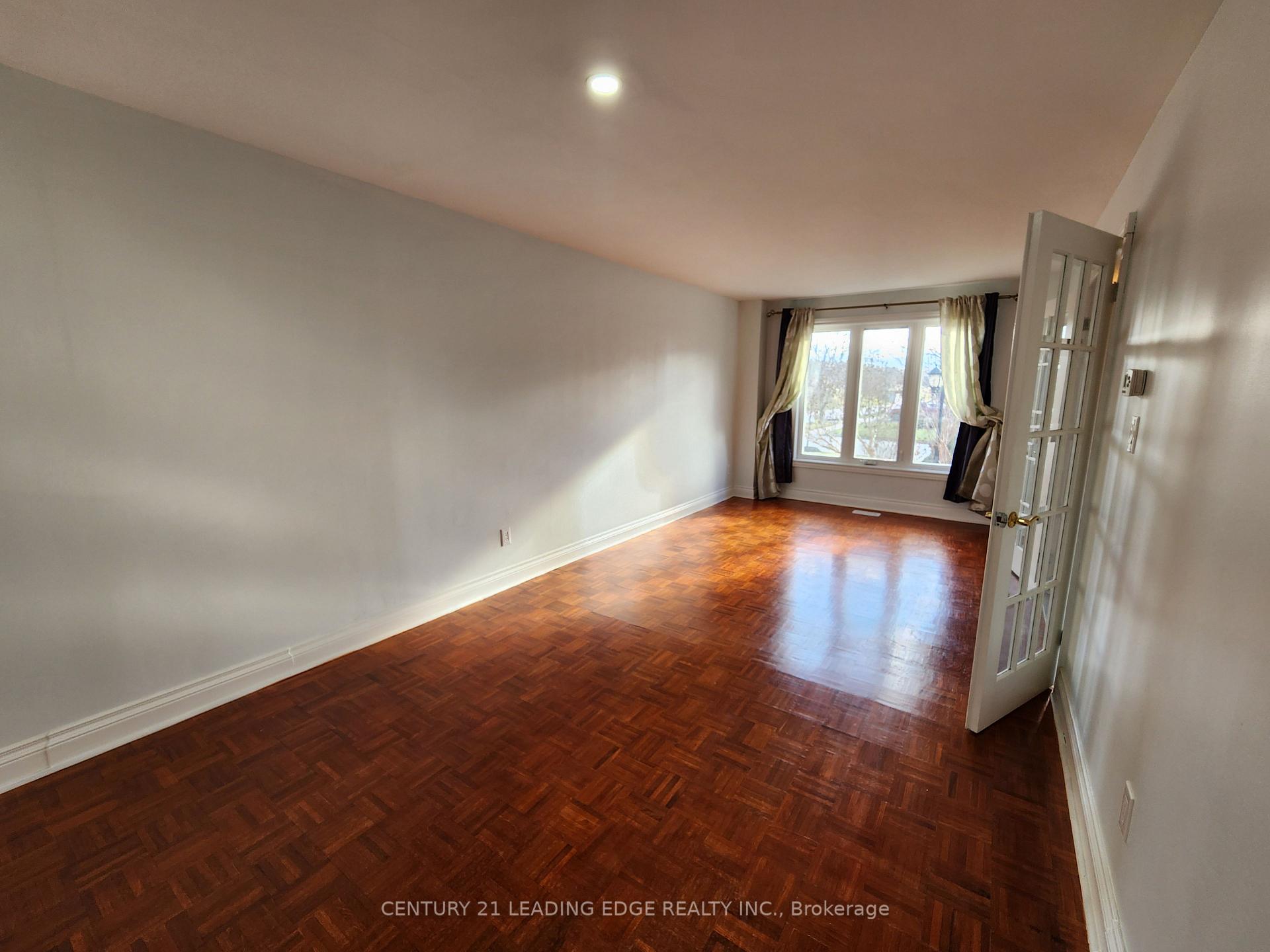 Photo 7 of 171 Ridgefield Crescent, Vaughan, Maple — HOMEH