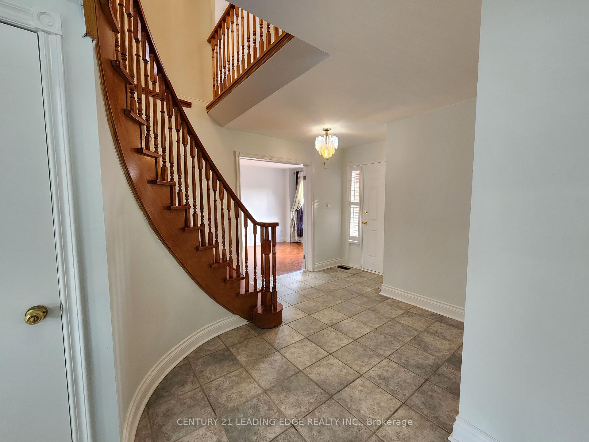 Photo 8 of 171 Ridgefield Crescent, Vaughan, Maple — HOMEH