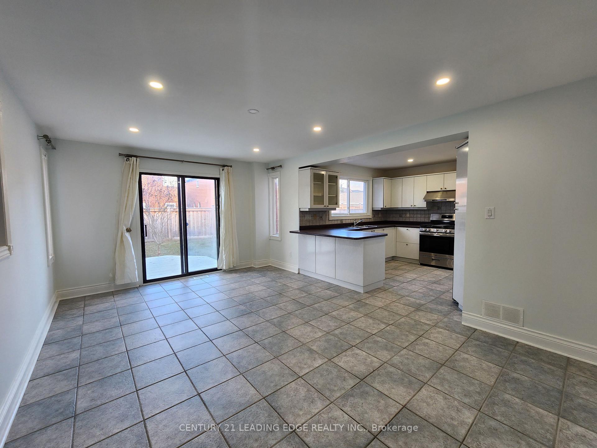 Photo 12 of 171 Ridgefield Crescent, Vaughan, Maple — HOMEH