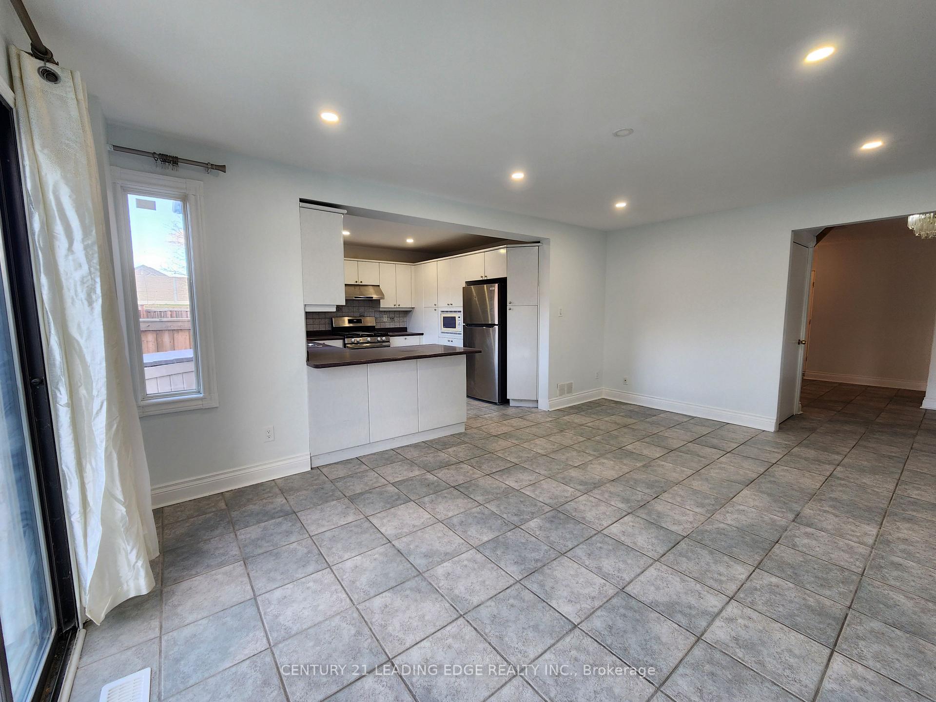 Photo 13 of 171 Ridgefield Crescent, Vaughan, Maple — HOMEH