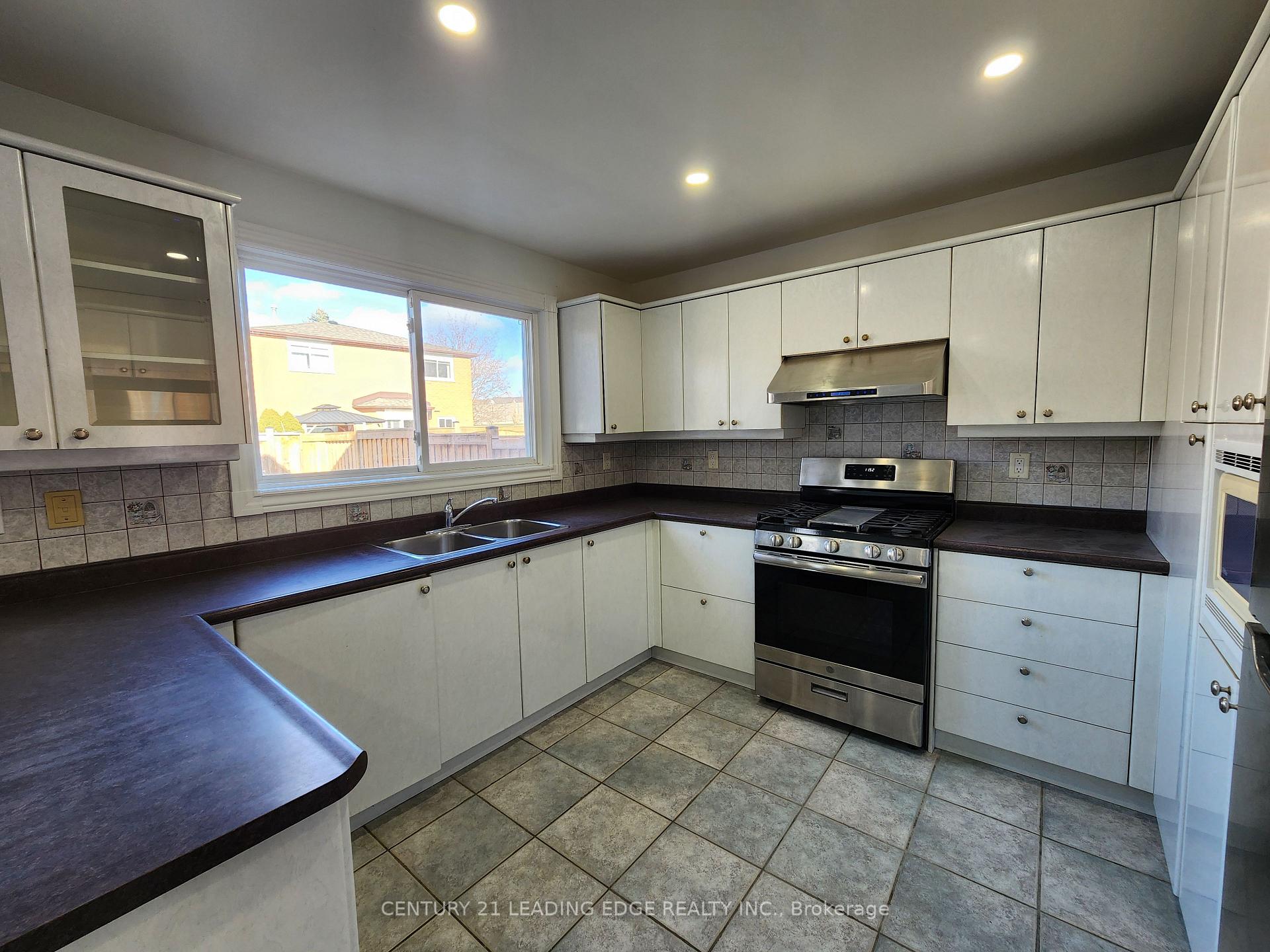 Photo 15 of 171 Ridgefield Crescent, Vaughan, Maple — HOMEH