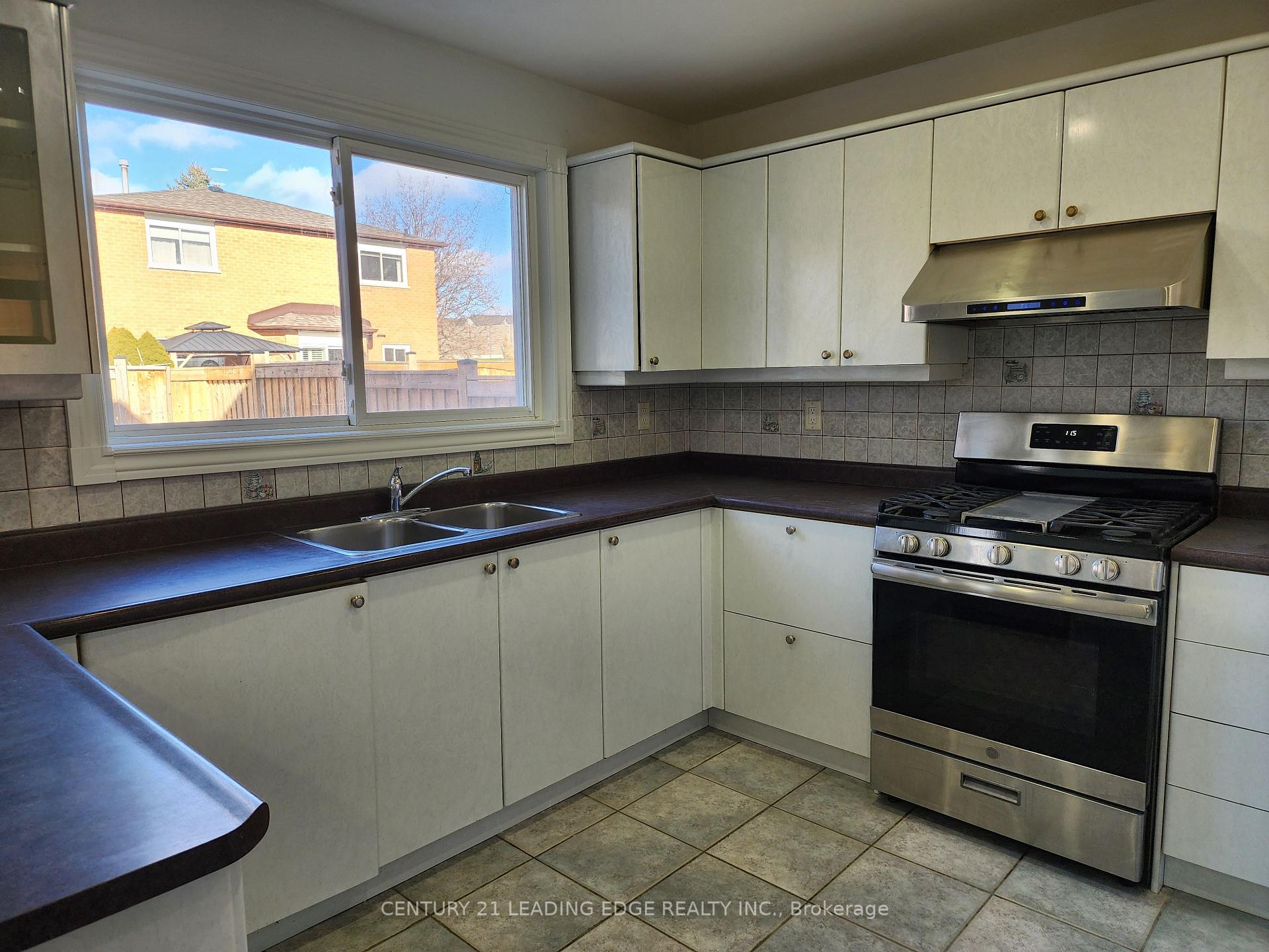 Photo 16 of 171 Ridgefield Crescent, Vaughan, Maple — HOMEH