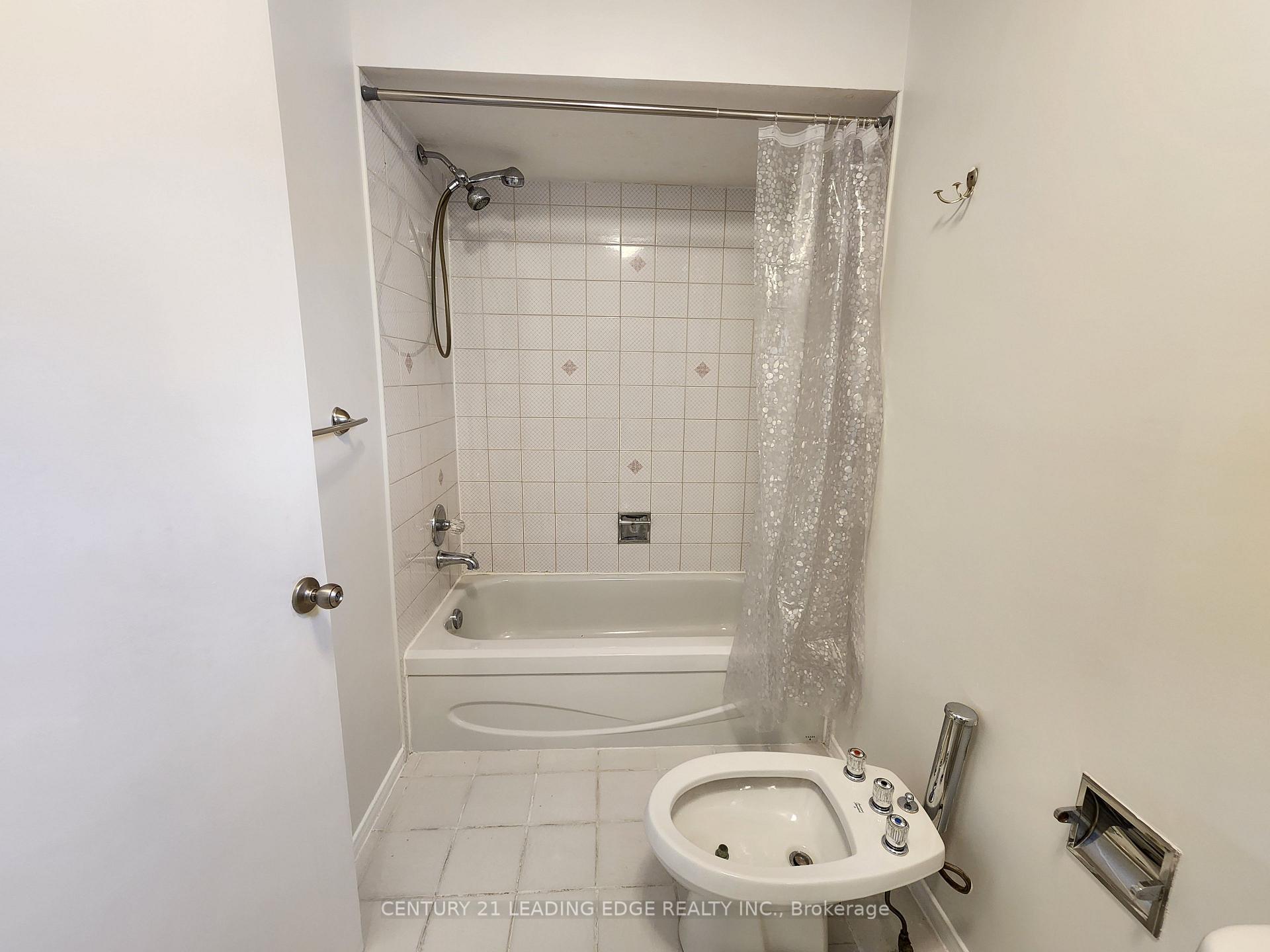 Photo 28 of 171 Ridgefield Crescent, Vaughan, Maple — HOMEH