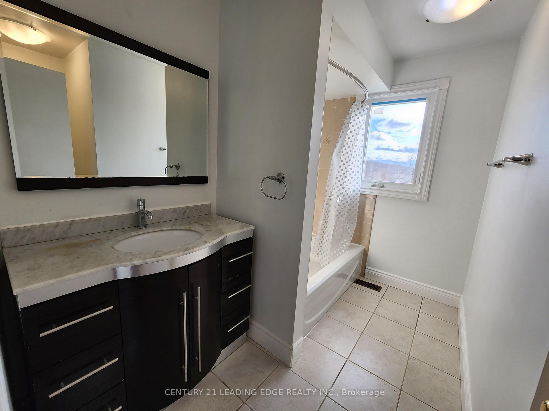 Photo 34 of 171 Ridgefield Crescent, Vaughan, Maple — HOMEH