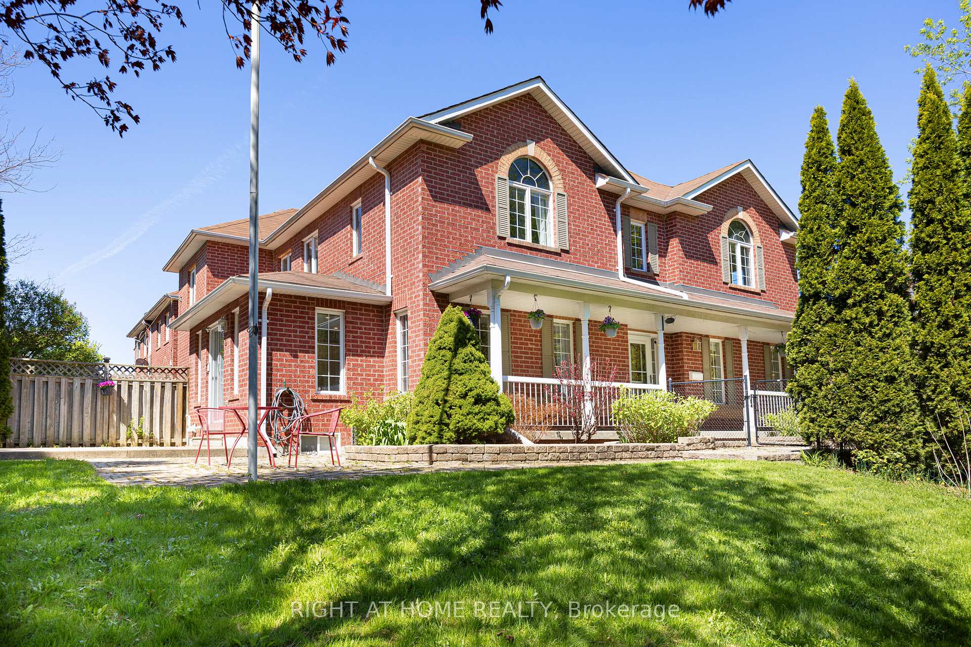 Photo 1 of 33 Threadgold Court, Whitby, Lynde Creek — HOMEH