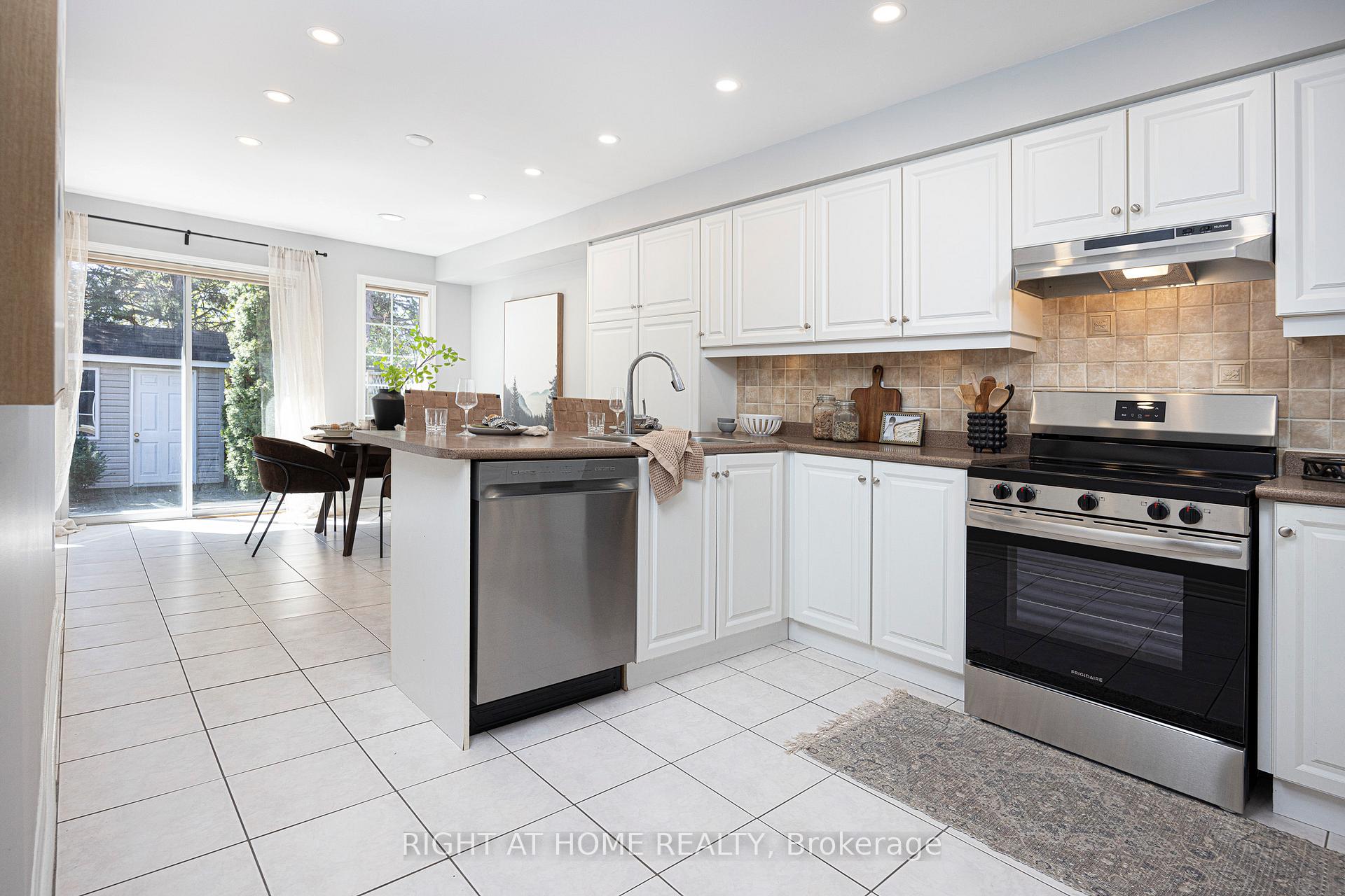Photo 7 of 33 Threadgold Court, Whitby, Lynde Creek — HOMEH