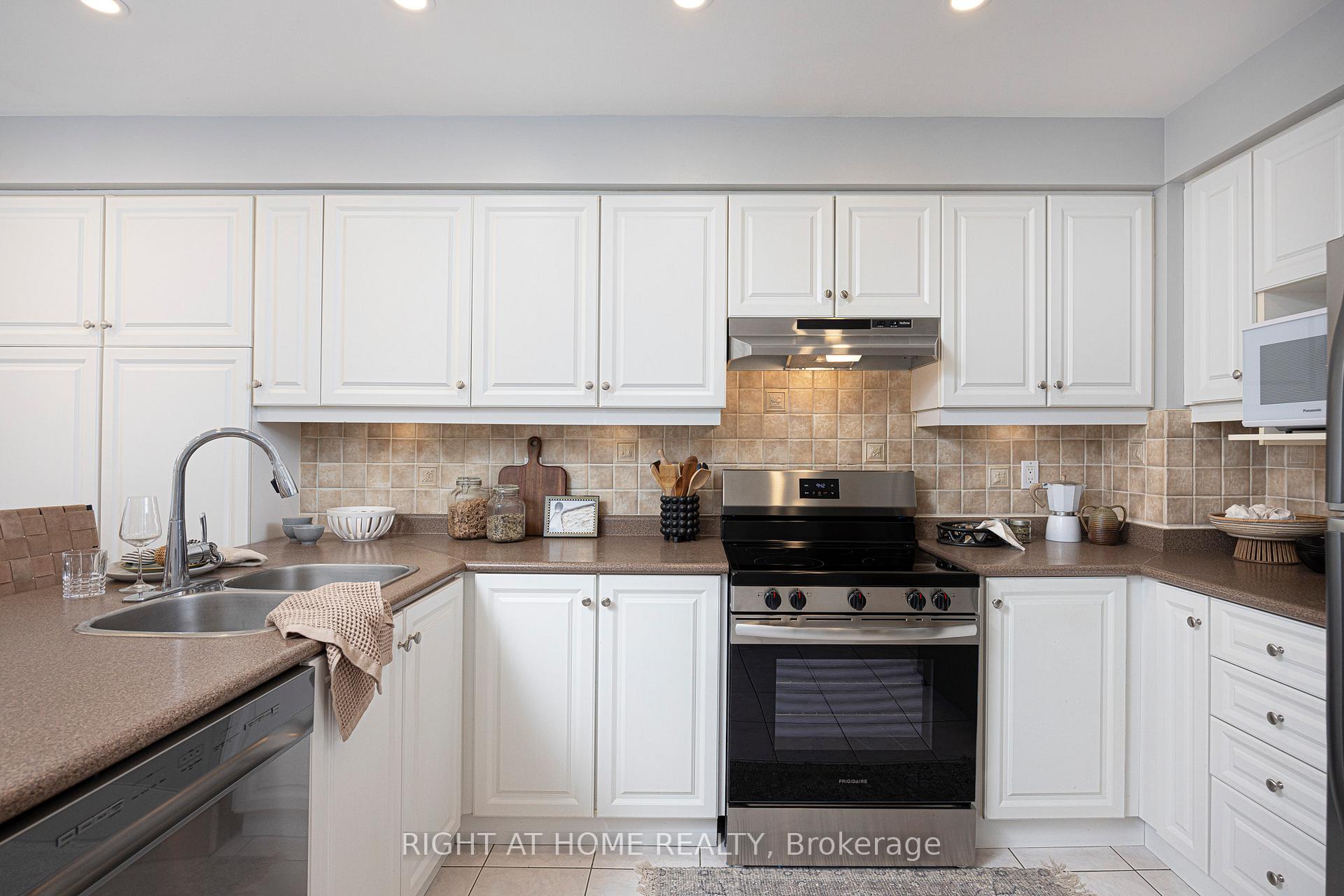 Photo 8 of 33 Threadgold Court, Whitby, Lynde Creek — HOMEH