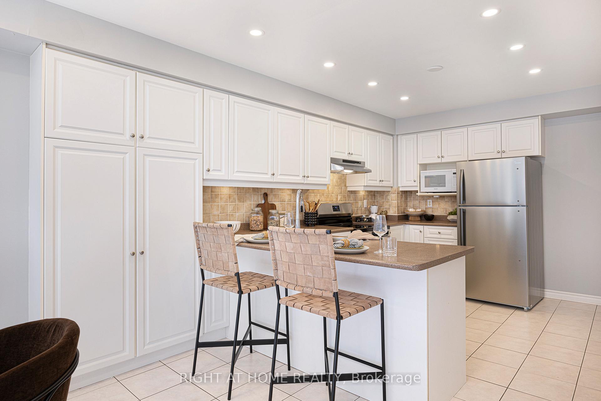 Photo 9 of 33 Threadgold Court, Whitby, Lynde Creek — HOMEH