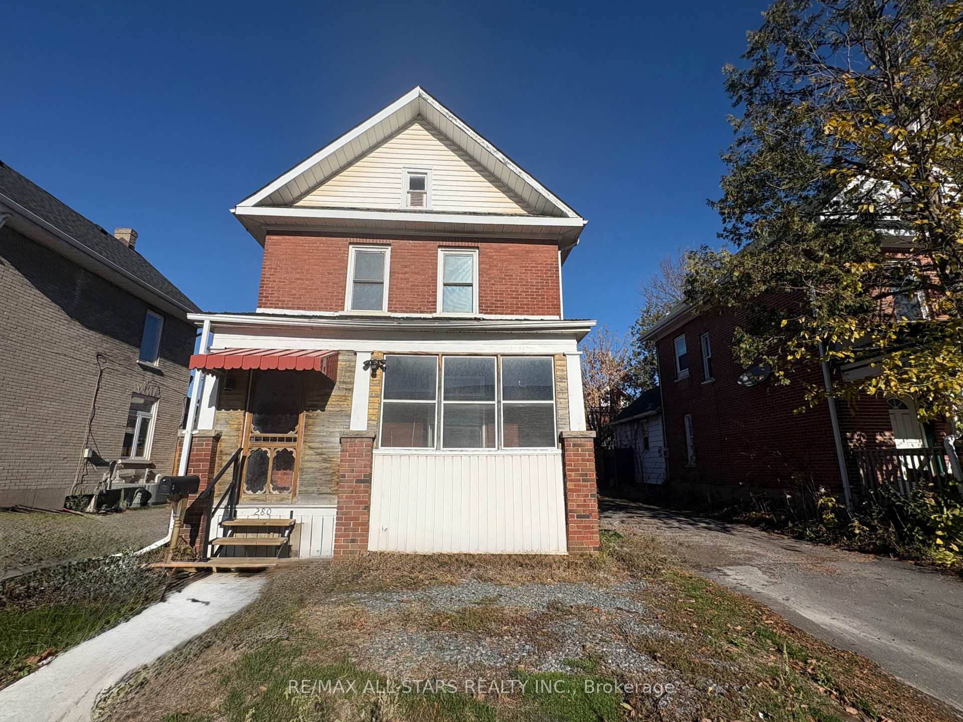 Front of 280 Lansdowne Street W