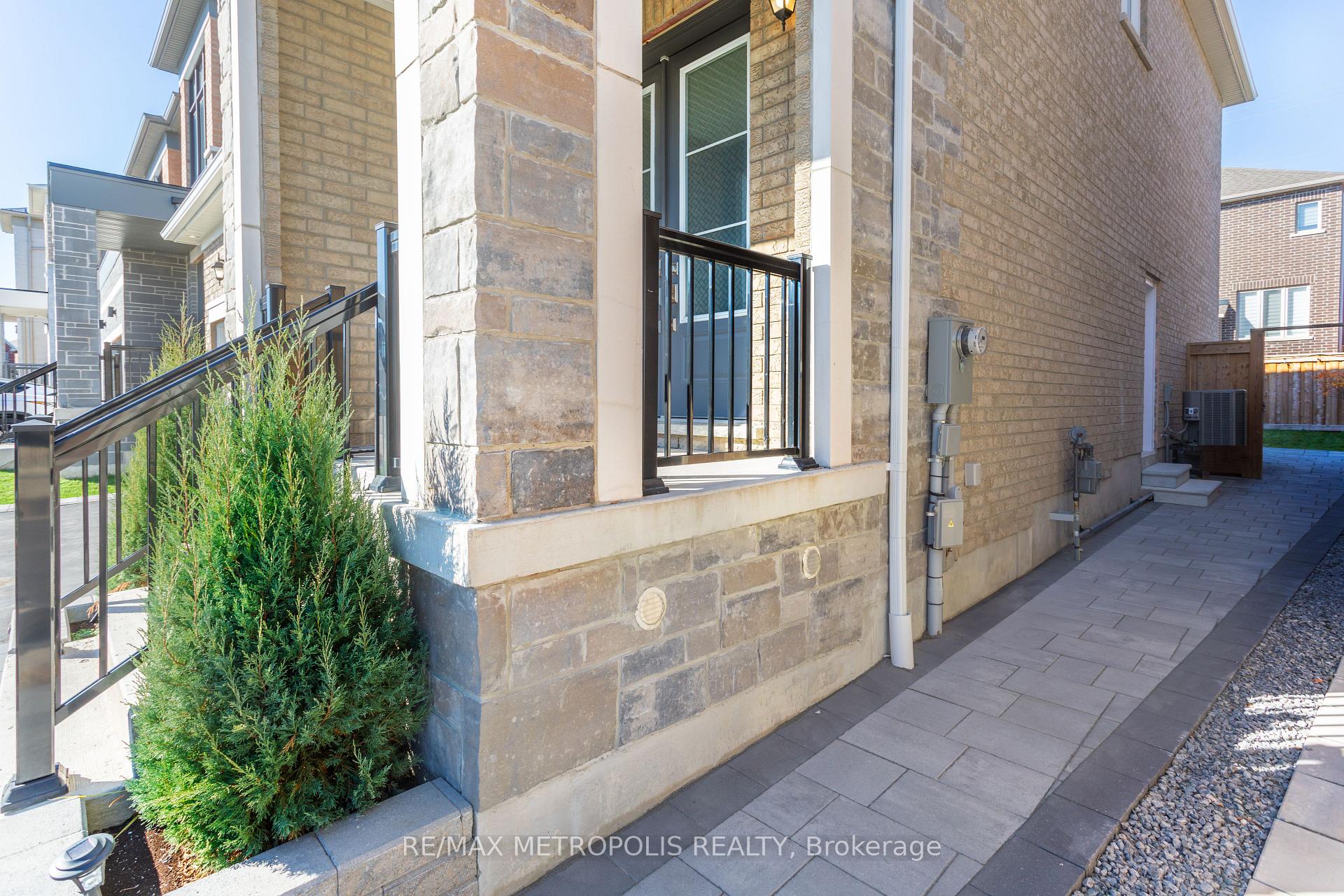 Photo 3 of 1084 Orenda Street, Pickering, Rural Pickering — HOMEH
