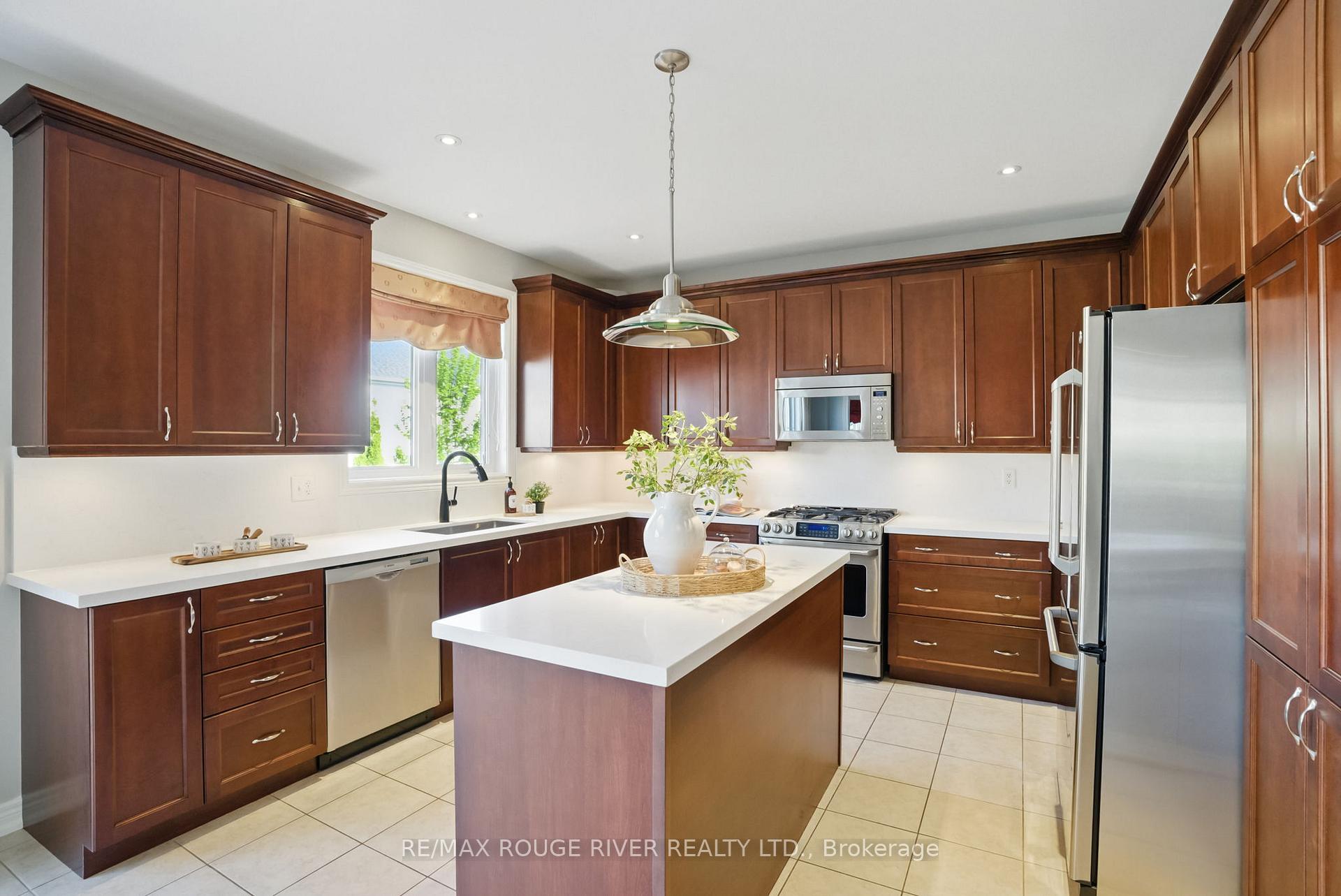 Photo 10 of 5 Bellhouse Place, Whitby, Brooklin — HOMEH