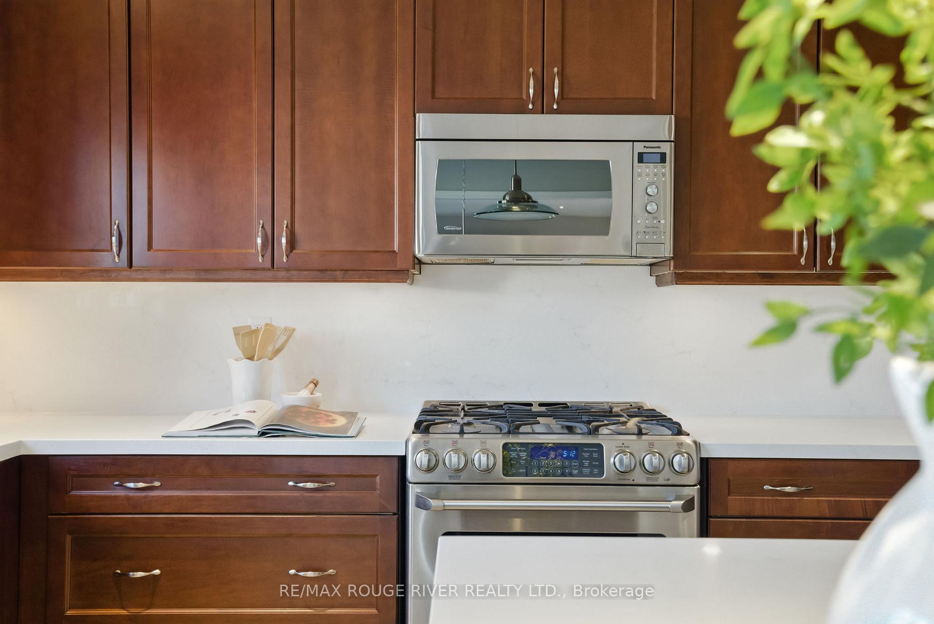 Photo 11 of 5 Bellhouse Place, Whitby, Brooklin — HOMEH
