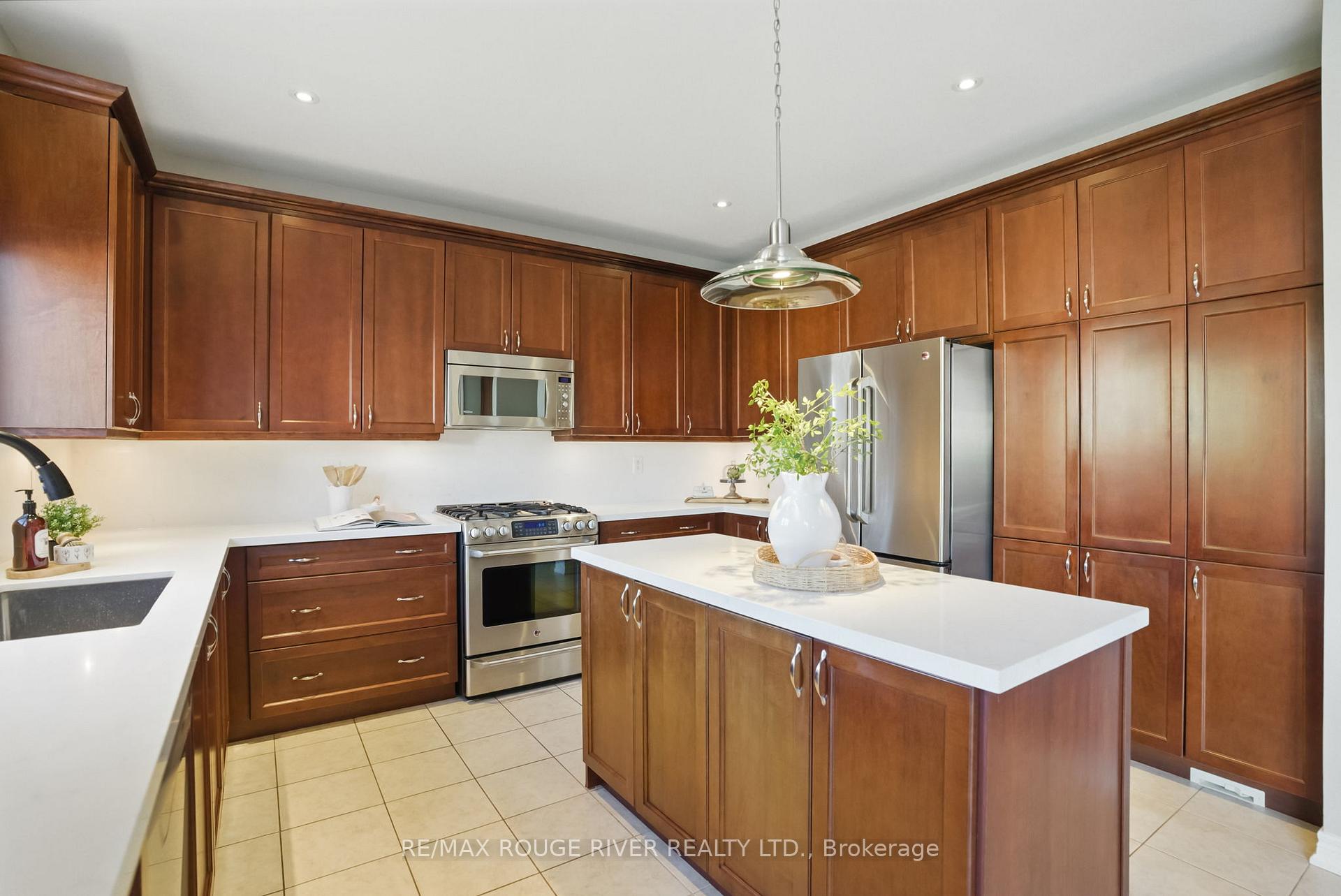 Photo 12 of 5 Bellhouse Place, Whitby, Brooklin — HOMEH