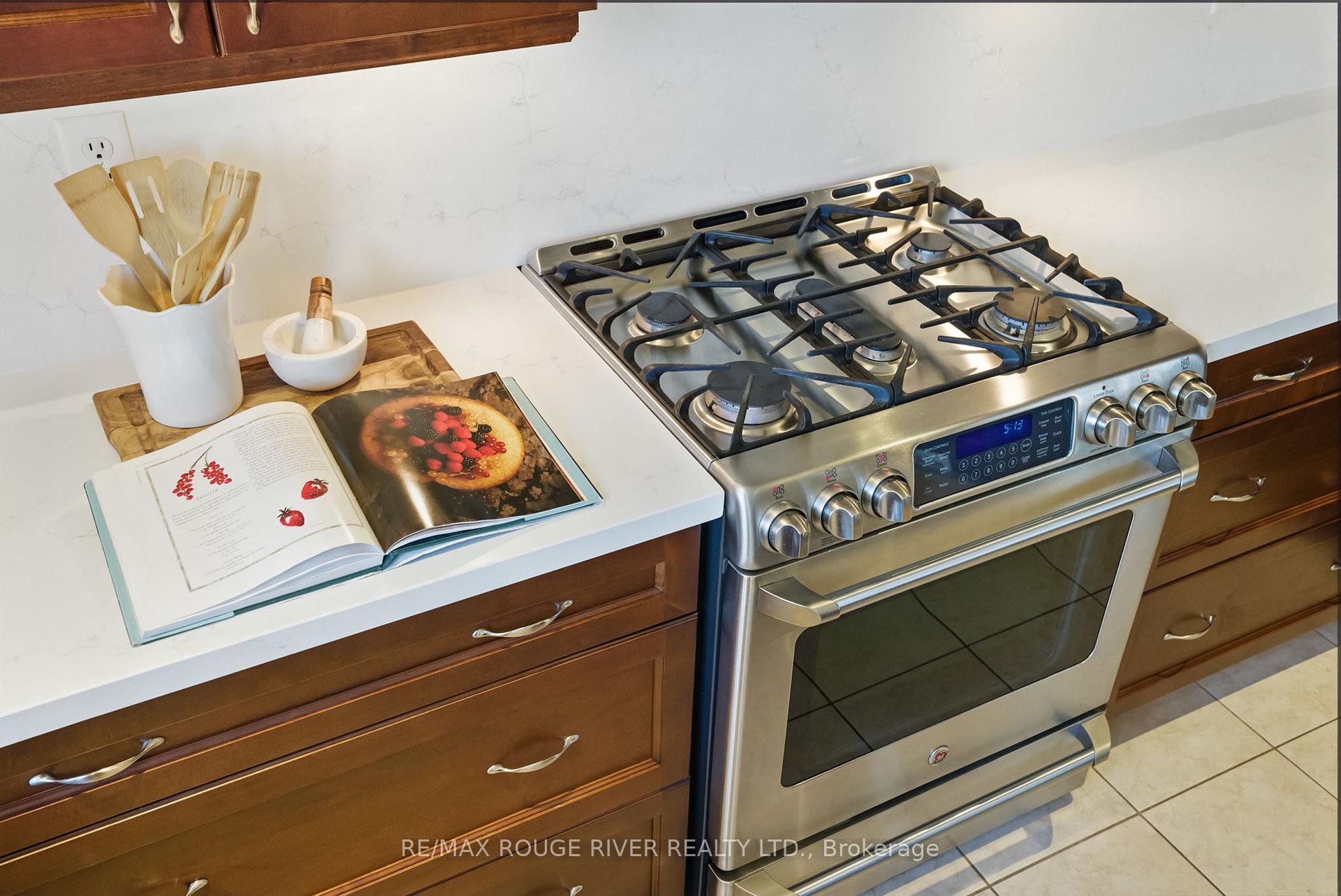 Photo 13 of 5 Bellhouse Place, Whitby, Brooklin — HOMEH
