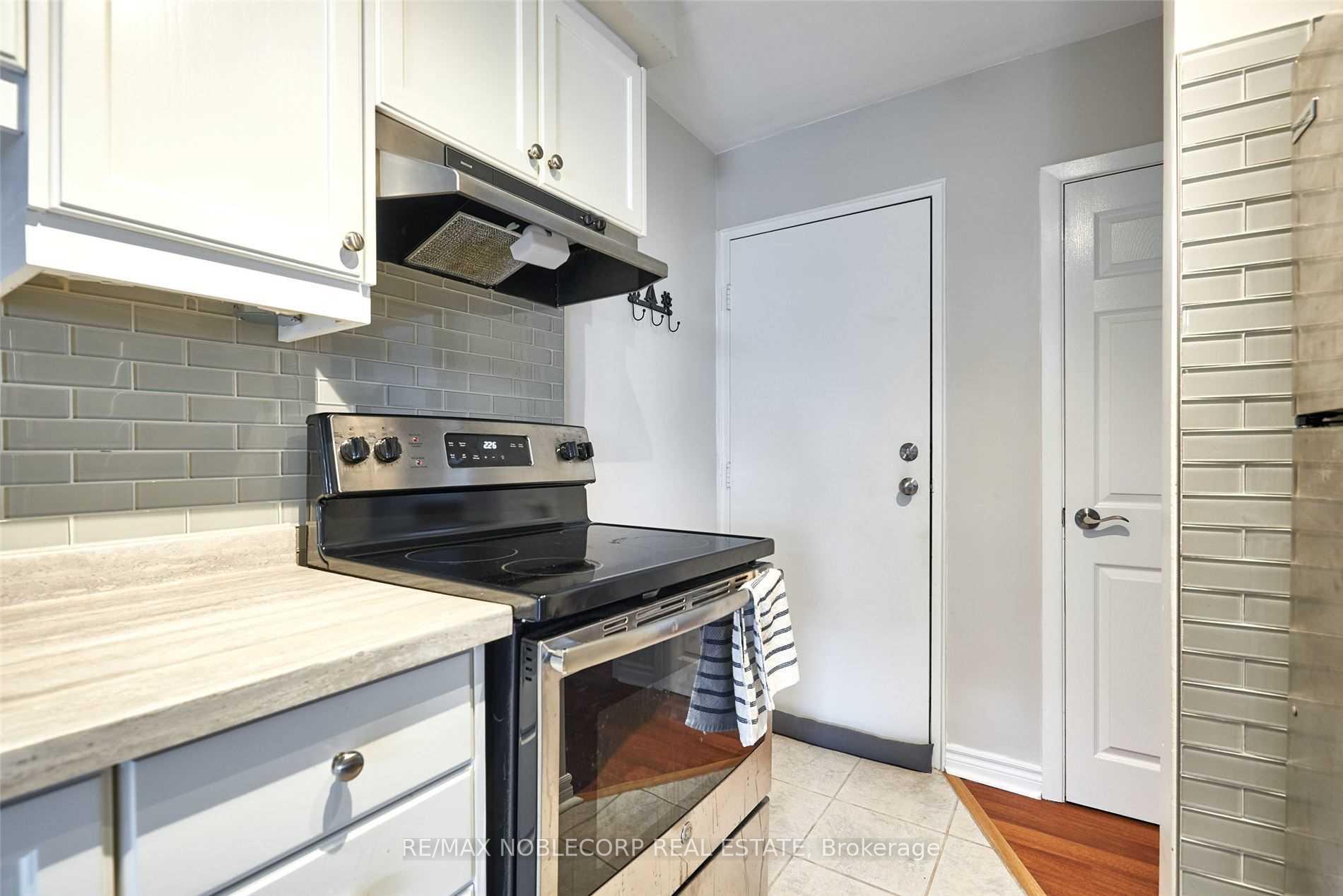 Photo 2 of Unit 6, 362 Elgin Court, Oshawa, McLaughlin — HOMEH