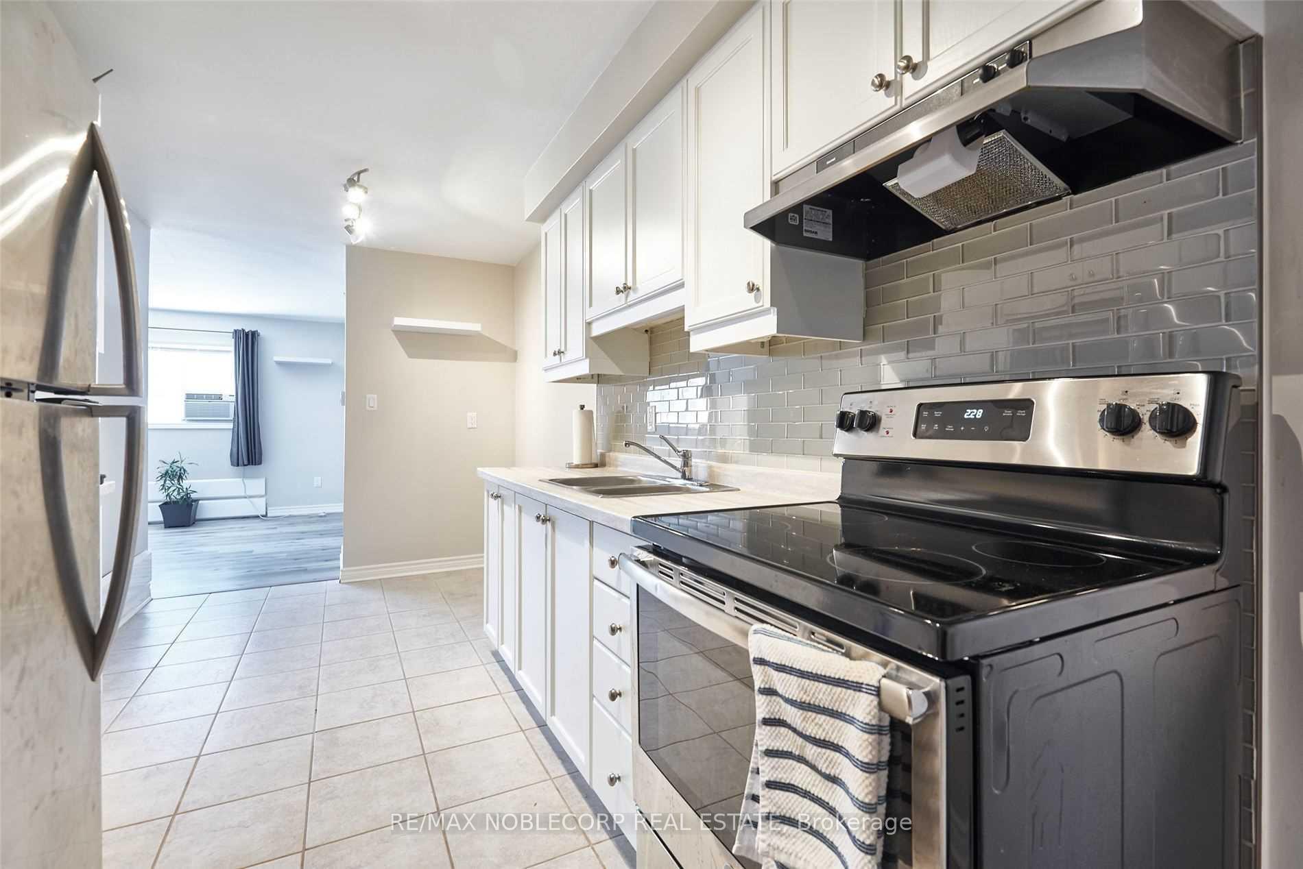 Photo 3 of Unit 6, 362 Elgin Court, Oshawa, McLaughlin — HOMEH