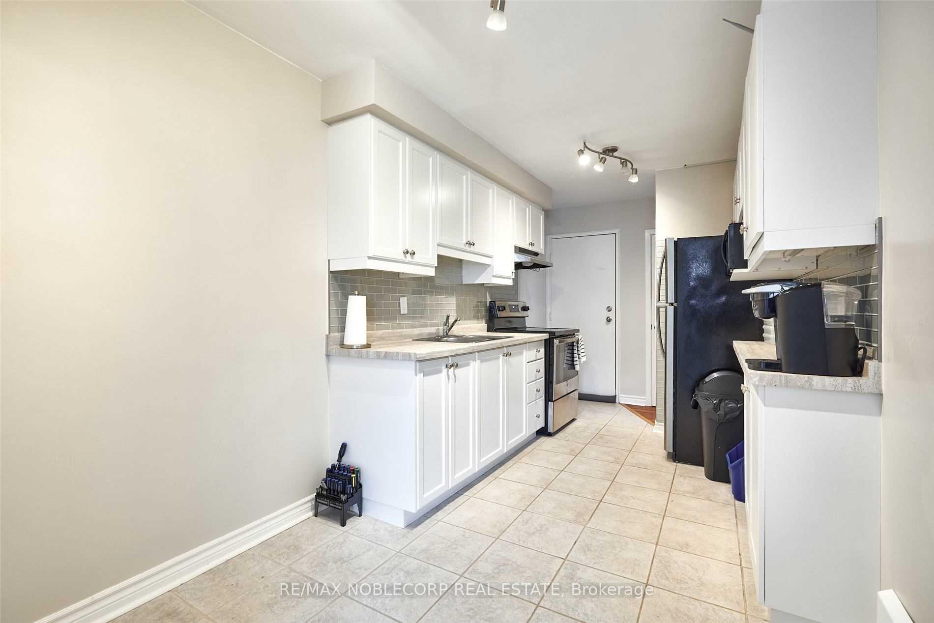 Photo 6 of Unit 6, 362 Elgin Court, Oshawa, McLaughlin — HOMEH