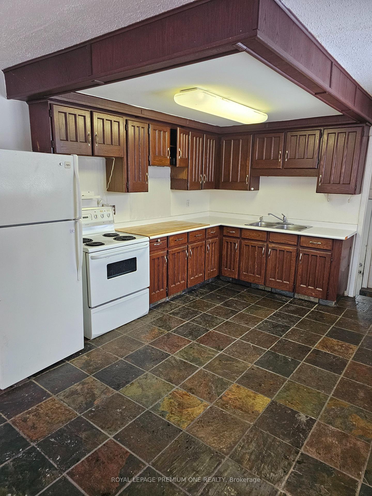 Photo 4 of 7511 Kipling Avenue, Vaughan, Vaughan Grove — HOMEH