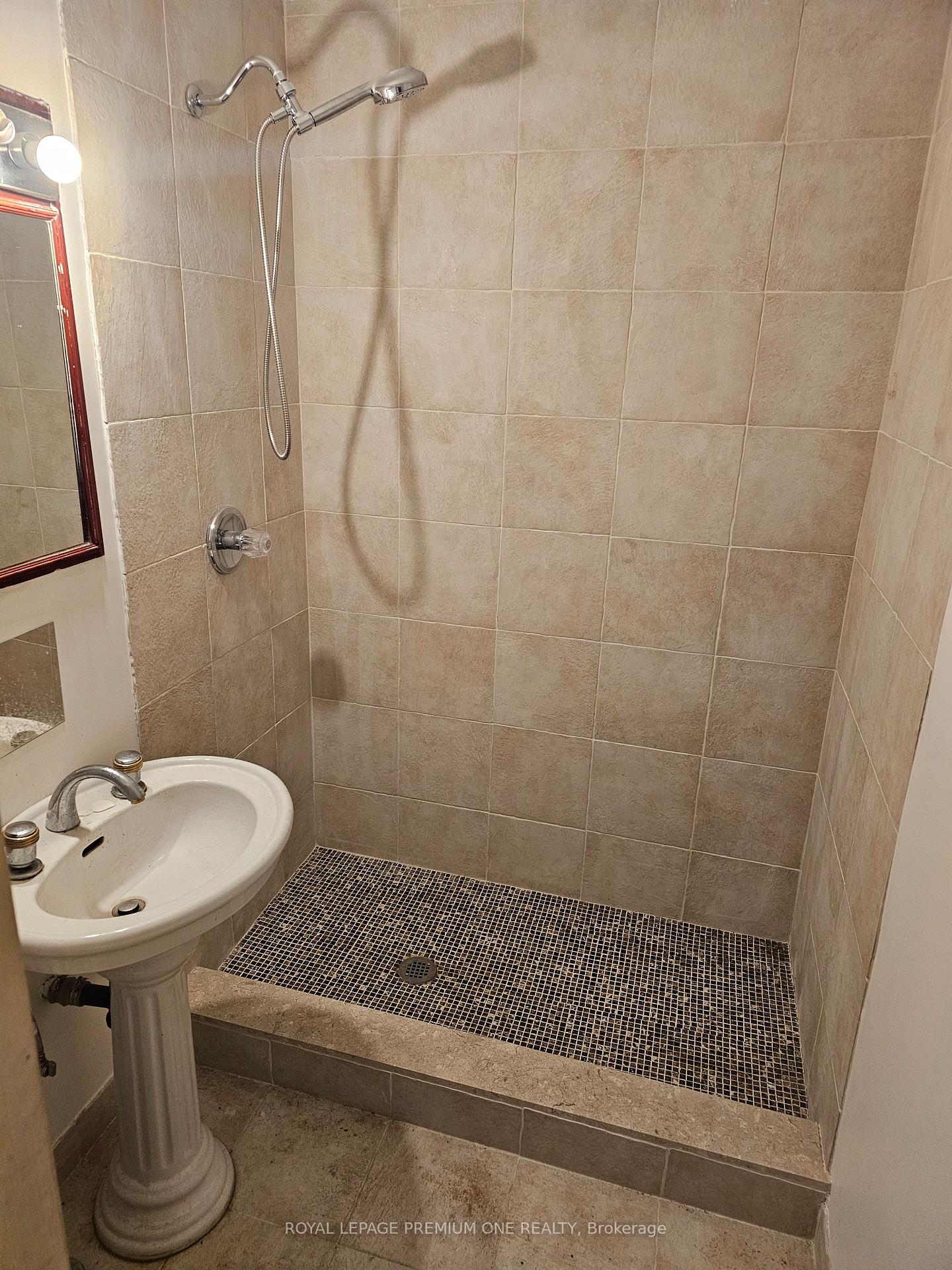 Photo 9 of 7511 Kipling Avenue, Vaughan, Vaughan Grove — HOMEH
