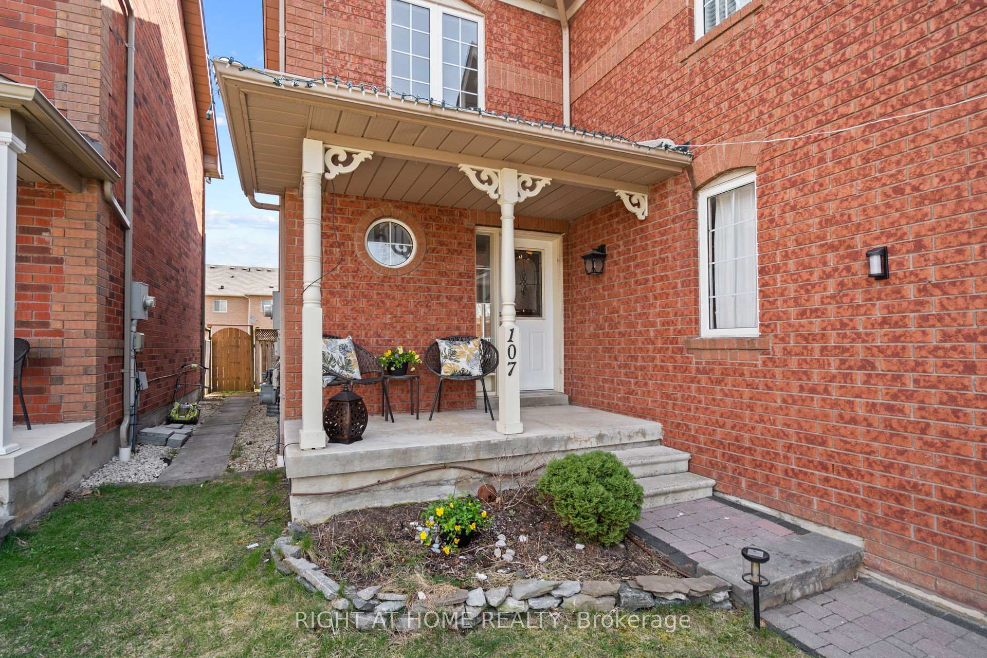 Photo 3 of 107 St Thomas Street, Whitby, Brooklin — HOMEH