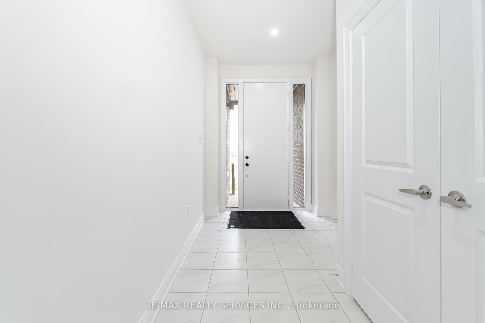 Photo 3 of 399 Tennant Circle, Vaughan, Vellore Village — HOMEH