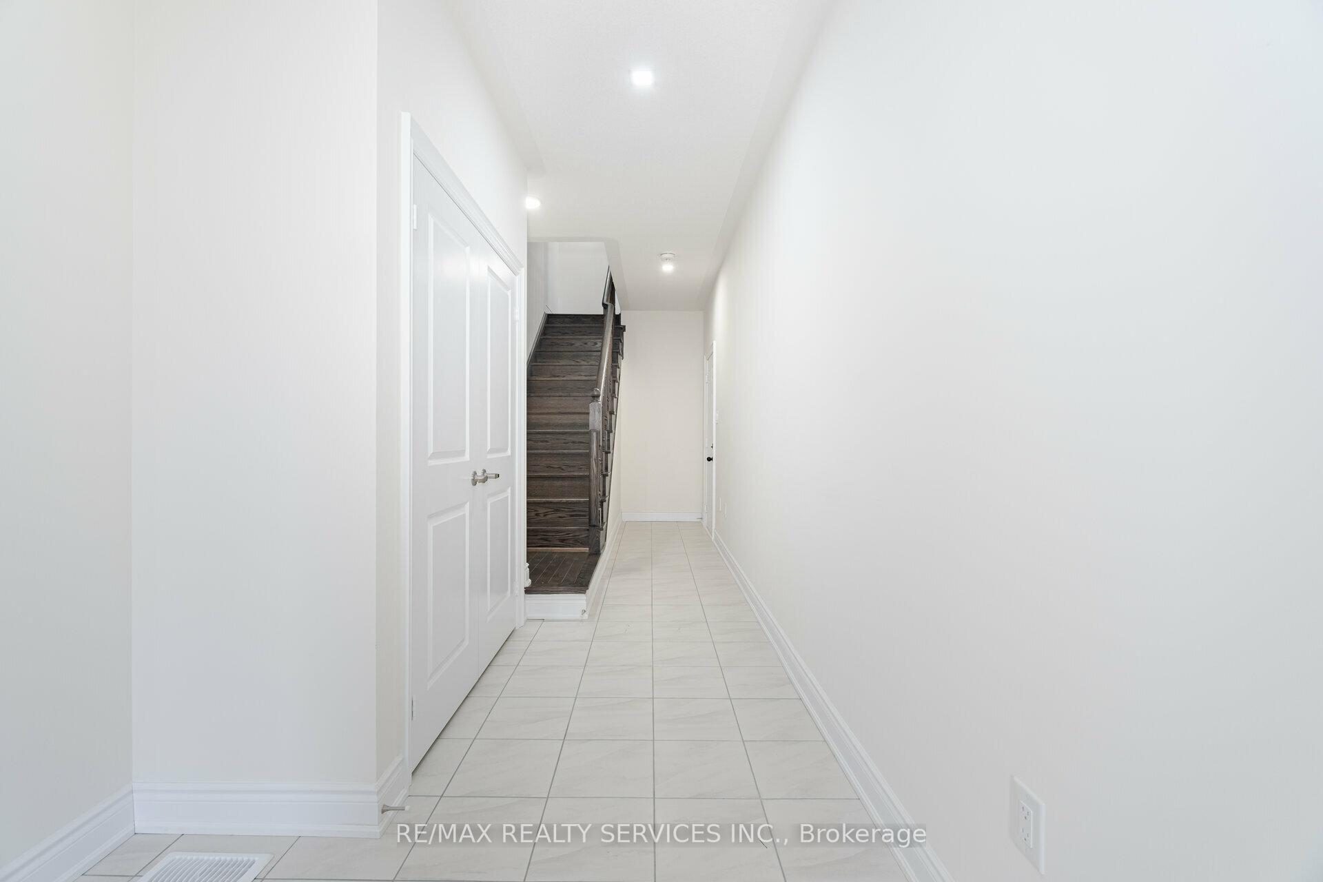 Photo 4 of 399 Tennant Circle, Vaughan, Vellore Village — HOMEH