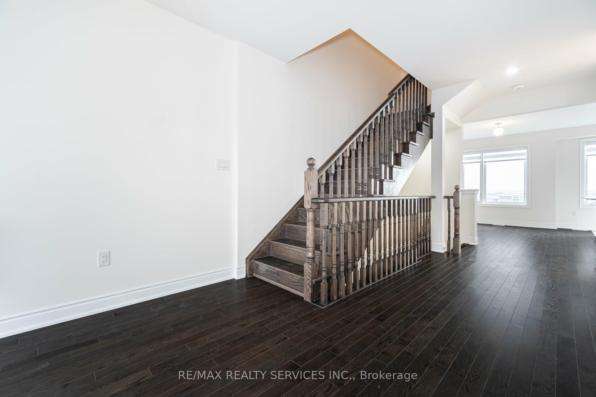 Photo 5 of 399 Tennant Circle, Vaughan, Vellore Village — HOMEH