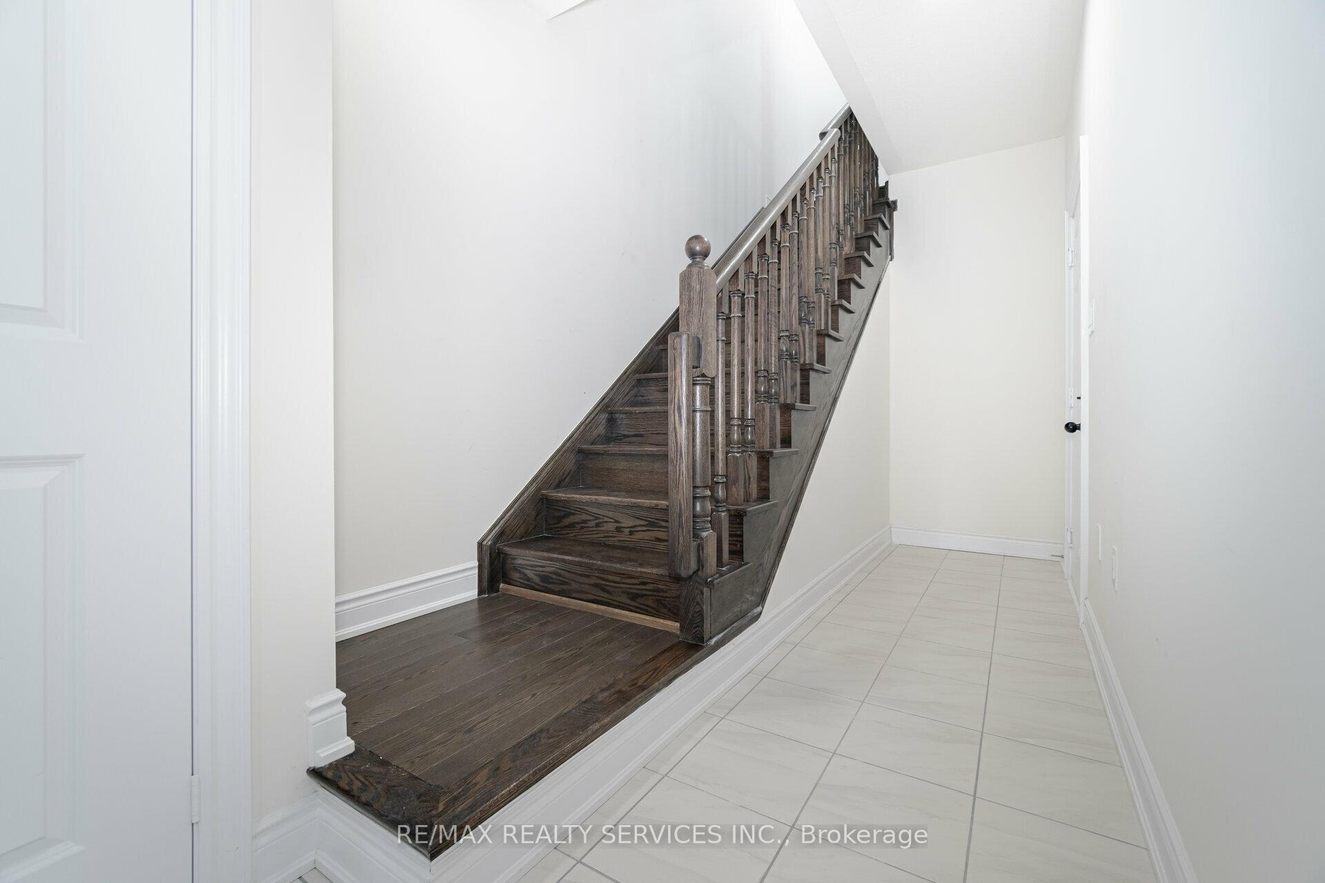 Photo 6 of 399 Tennant Circle, Vaughan, Vellore Village — HOMEH