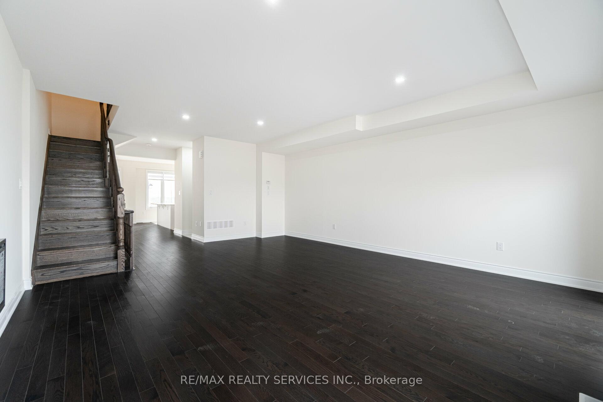 Photo 7 of 399 Tennant Circle, Vaughan, Vellore Village — HOMEH