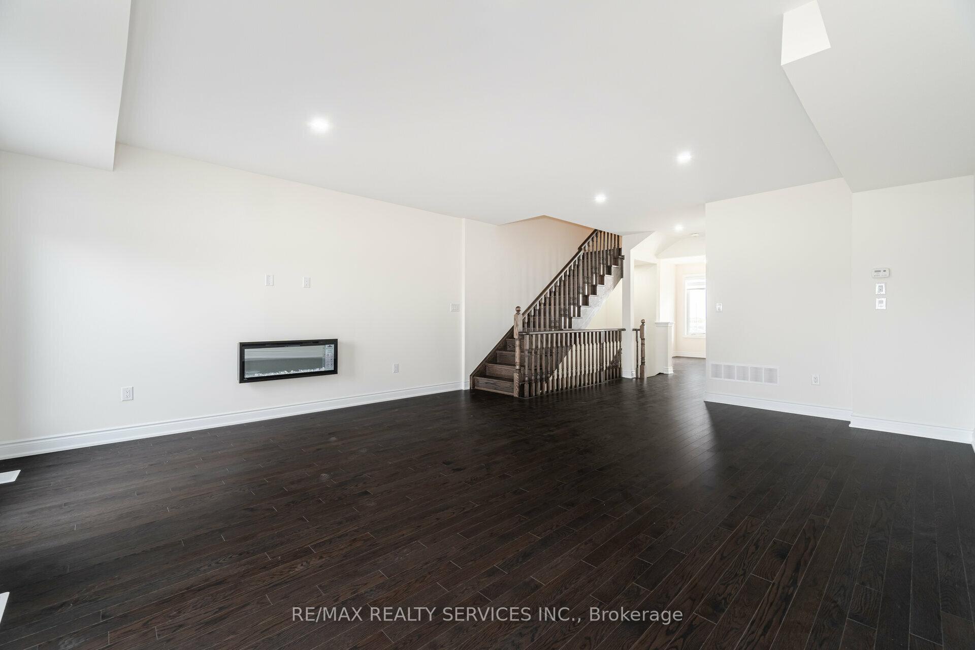 Photo 10 of 399 Tennant Circle, Vaughan, Vellore Village — HOMEH